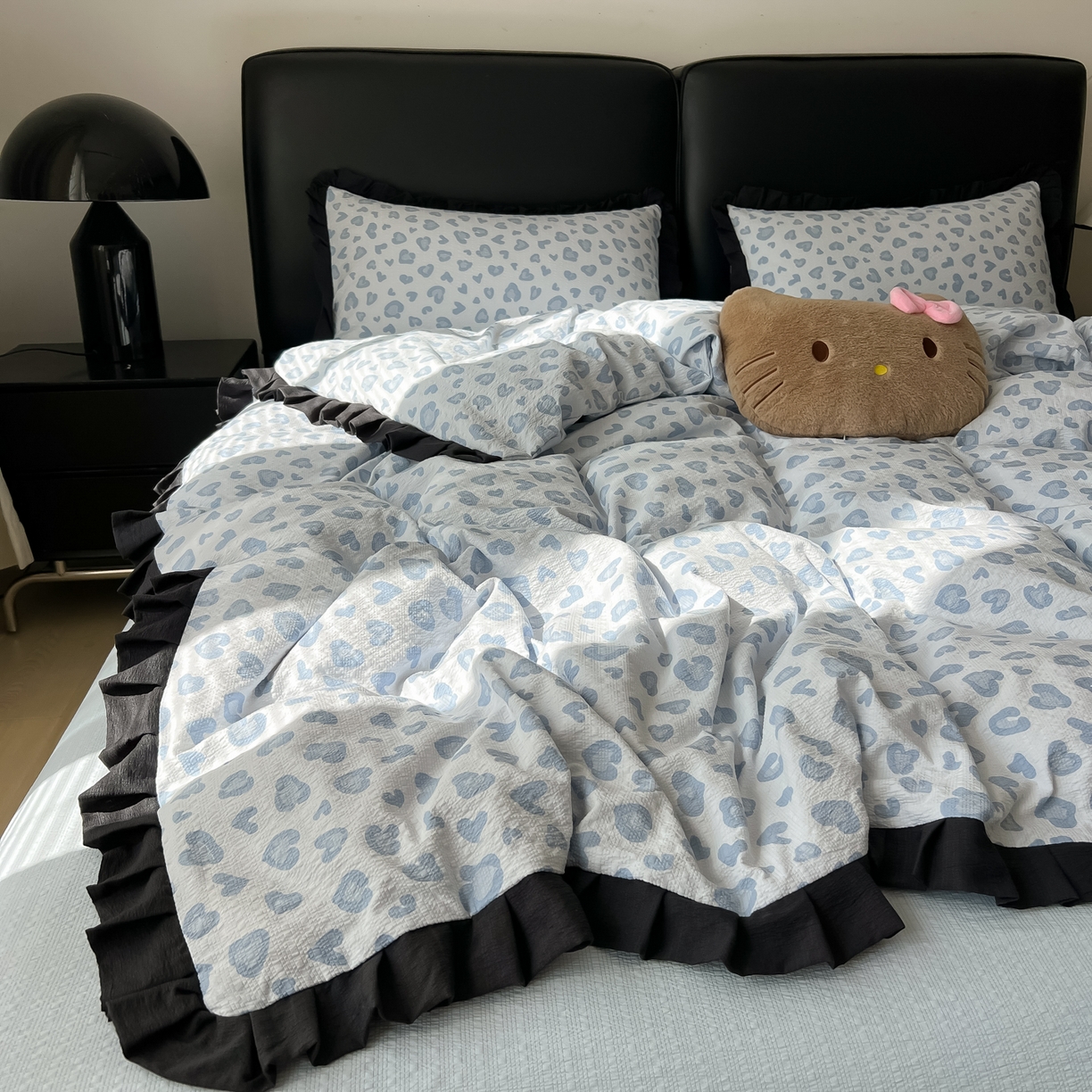 91家纺网 家纺一手货源 找家纺 韩巢家纺 2026新款泡芙纱豹纹黑花边款四件套 蓝调豹纹心