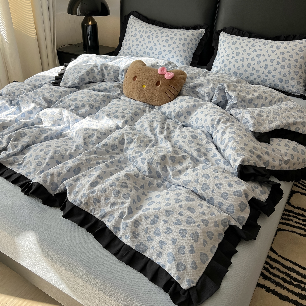 91家纺网 家纺一手货源 找家纺 韩巢家纺 2026新款泡芙纱豹纹黑花边款四件套 蓝调豹纹心