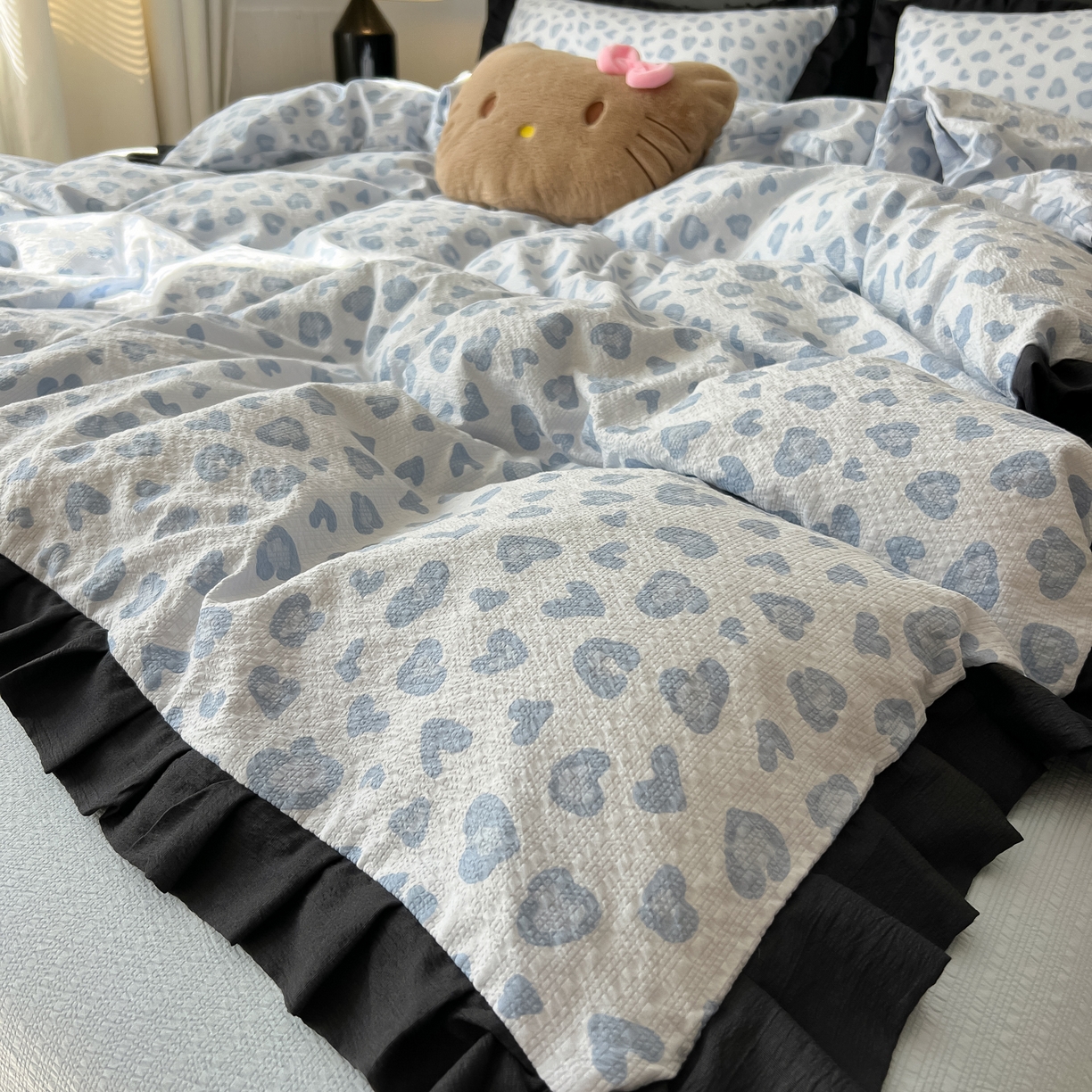 91家纺网 家纺一手货源 找家纺 韩巢家纺 2026新款泡芙纱豹纹黑花边款四件套 蓝调豹纹心