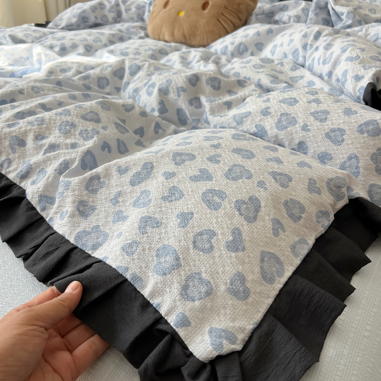 91家纺网 家纺一手货源 找家纺 韩巢家纺 2026新款泡芙纱豹纹黑花边款四件套 蓝调豹纹心