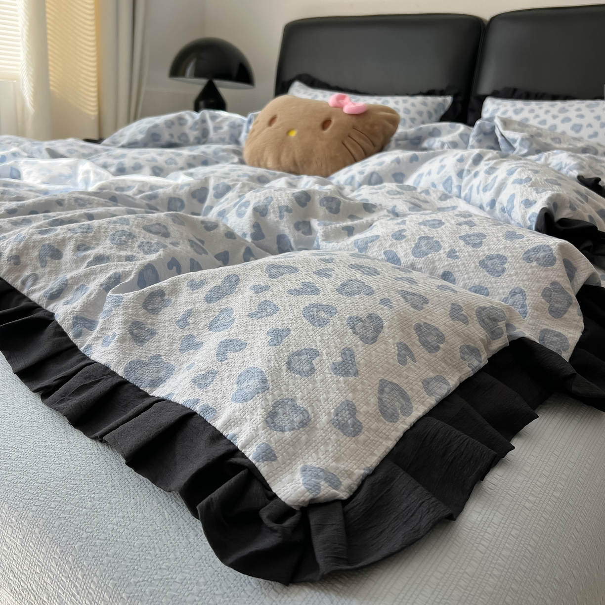 91家纺网 家纺一手货源 找家纺 韩巢家纺 2026新款泡芙纱豹纹黑花边款四件套 蓝调豹纹心