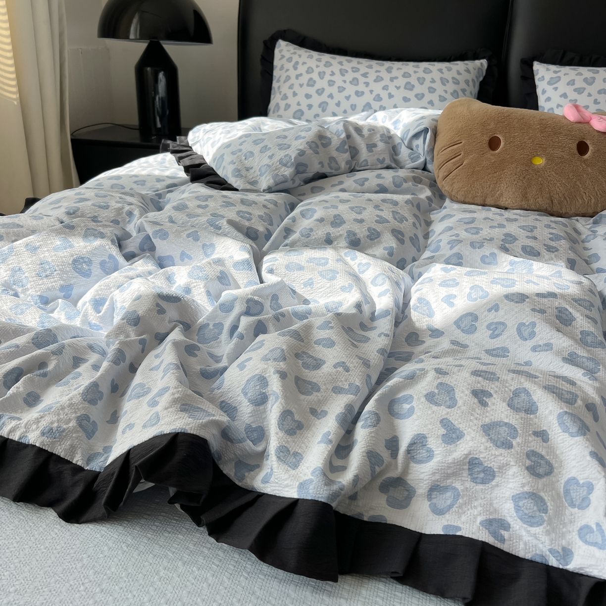 91家纺网 家纺一手货源 找家纺 韩巢家纺 2026新款泡芙纱豹纹黑花边款四件套 蓝调豹纹心