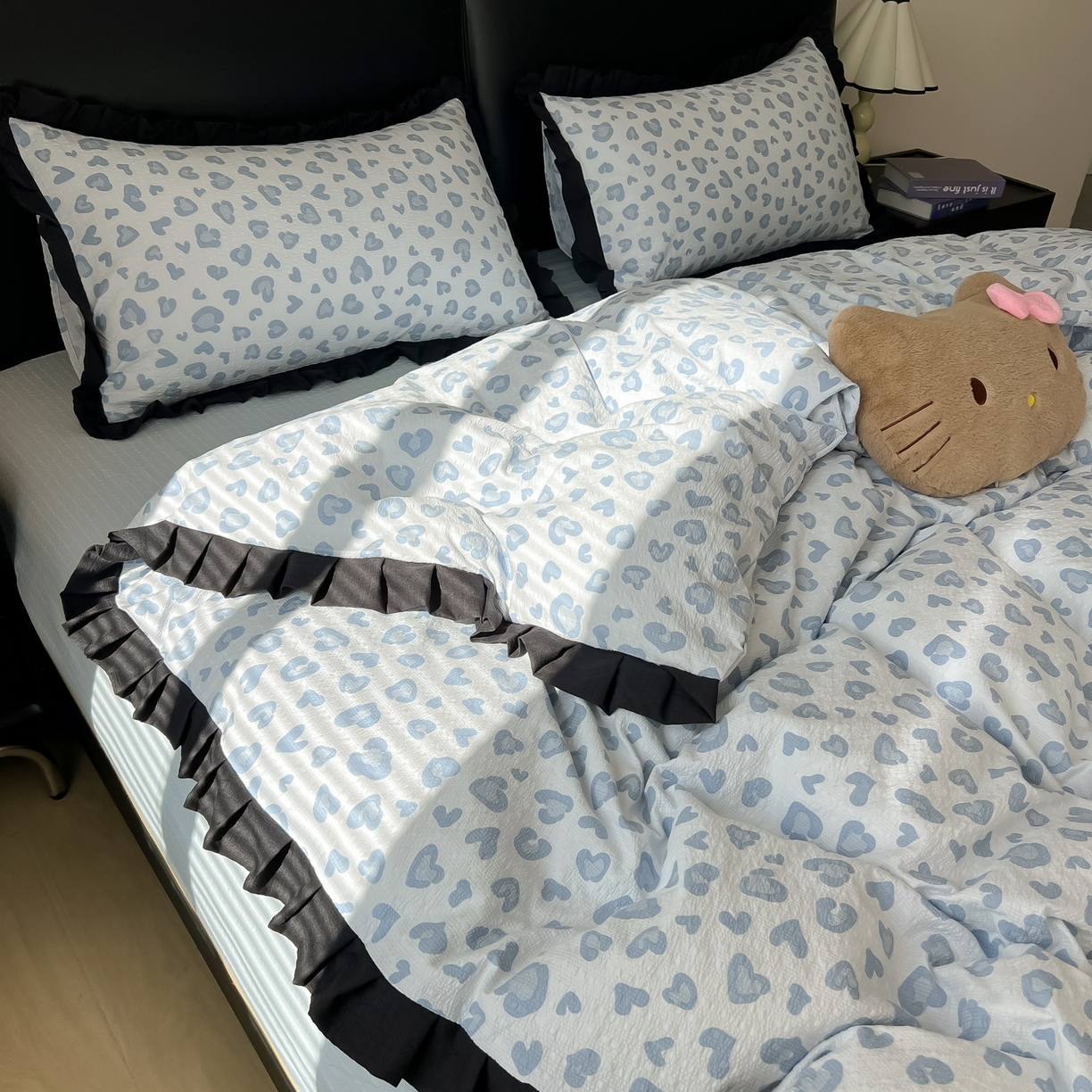 91家纺网 家纺一手货源 找家纺 韩巢家纺 2026新款泡芙纱豹纹黑花边款四件套 蓝调豹纹心