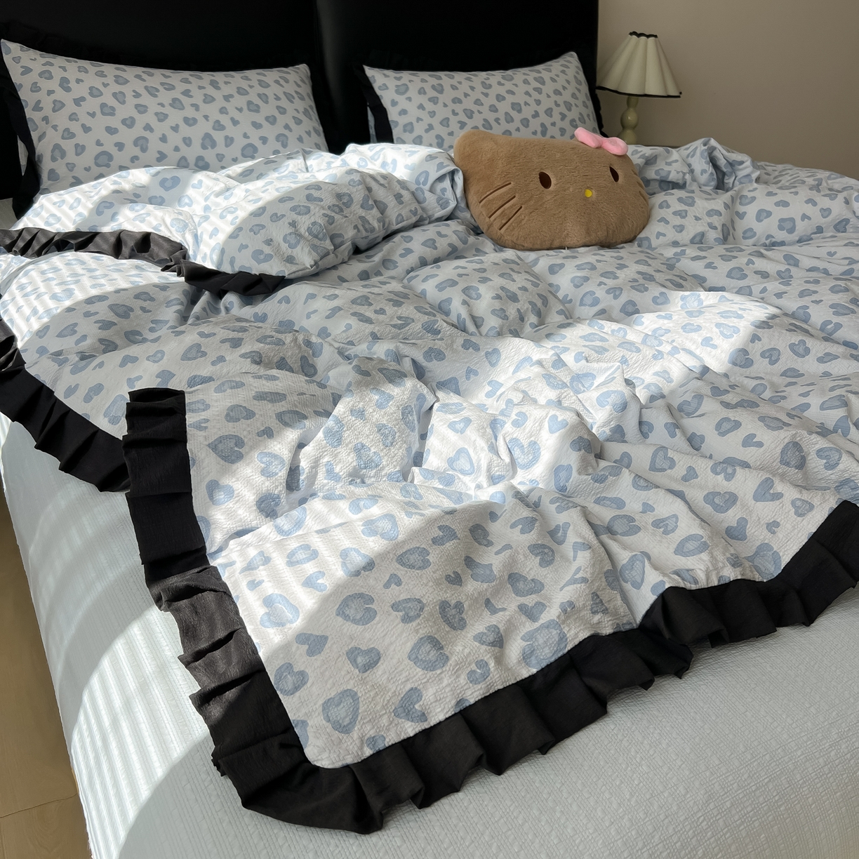 91家纺网 家纺一手货源 找家纺 韩巢家纺 2026新款泡芙纱豹纹黑花边款四件套 蓝调豹纹心