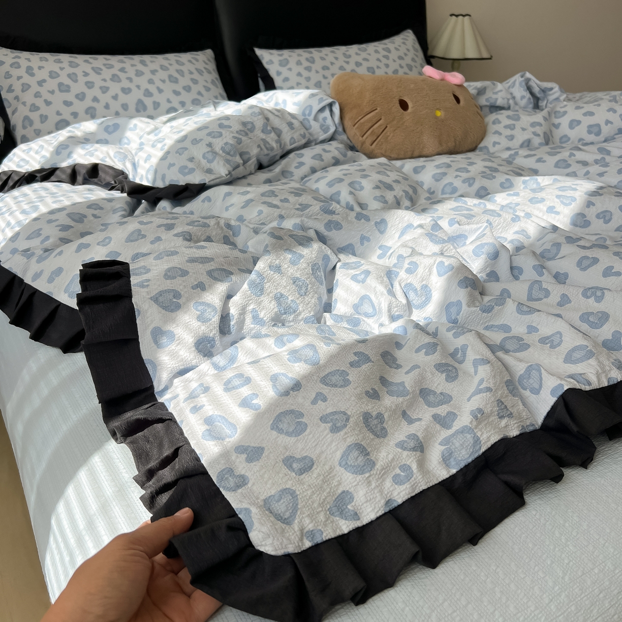 91家纺网 家纺一手货源 找家纺 韩巢家纺 2026新款泡芙纱豹纹黑花边款四件套 蓝调豹纹心