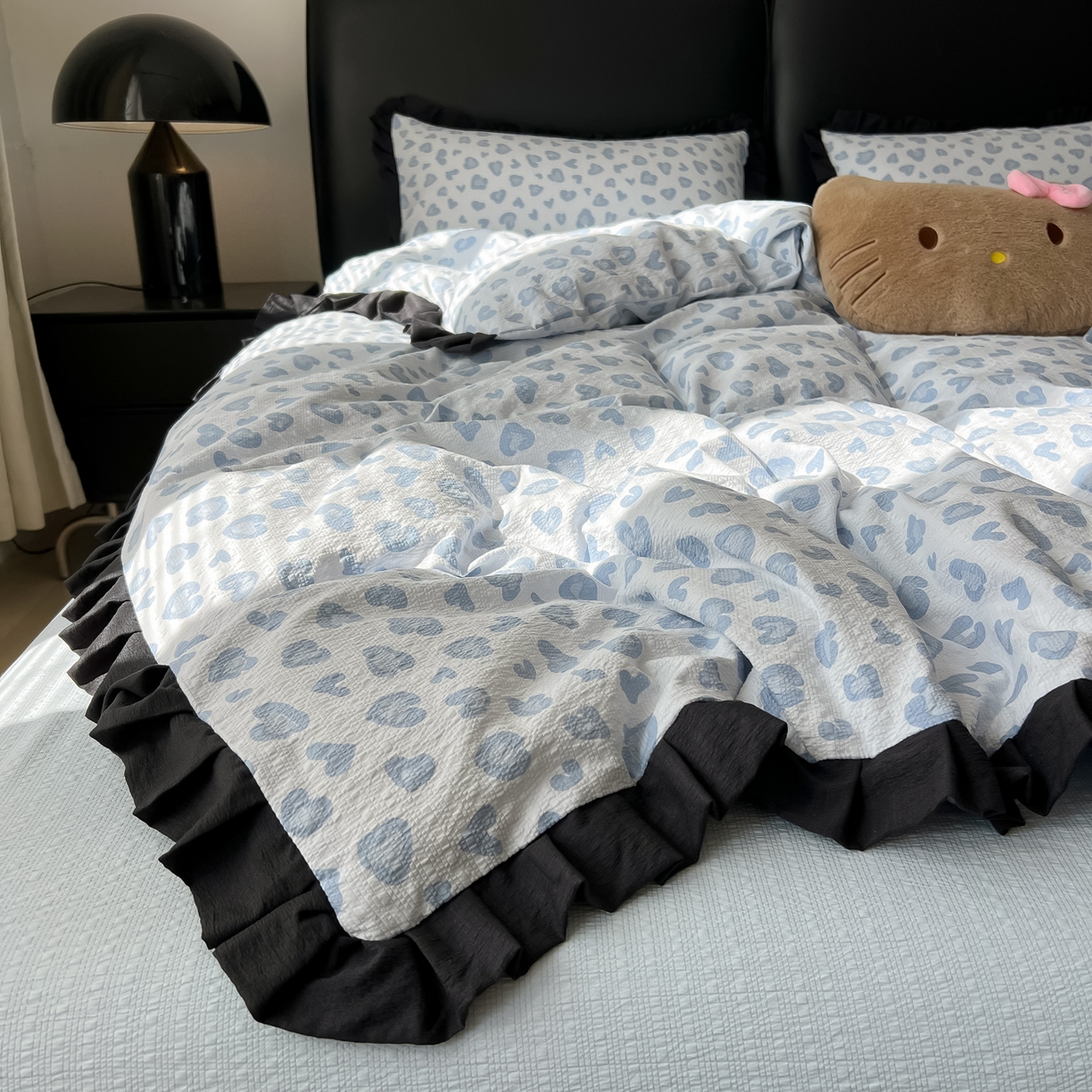 91家纺网 家纺一手货源 找家纺 韩巢家纺 2026新款泡芙纱豹纹黑花边款四件套 蓝调豹纹心