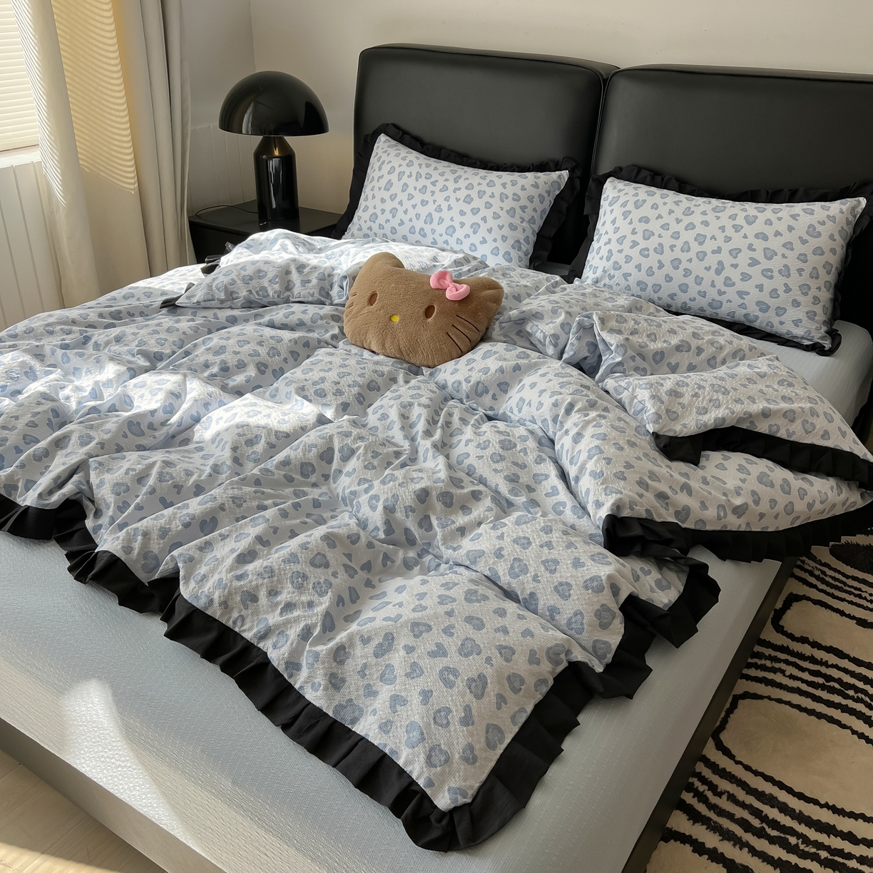 91家纺网 家纺一手货源 找家纺 韩巢家纺 2026新款泡芙纱豹纹黑花边款四件套 蓝调豹纹心