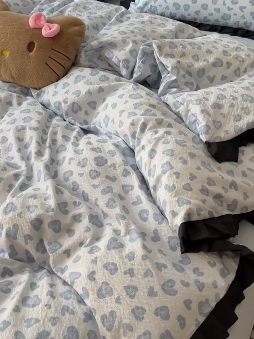 91家纺网 家纺一手货源 找家纺 韩巢家纺 2026新款泡芙纱豹纹黑花边款四件套 蓝调豹纹心