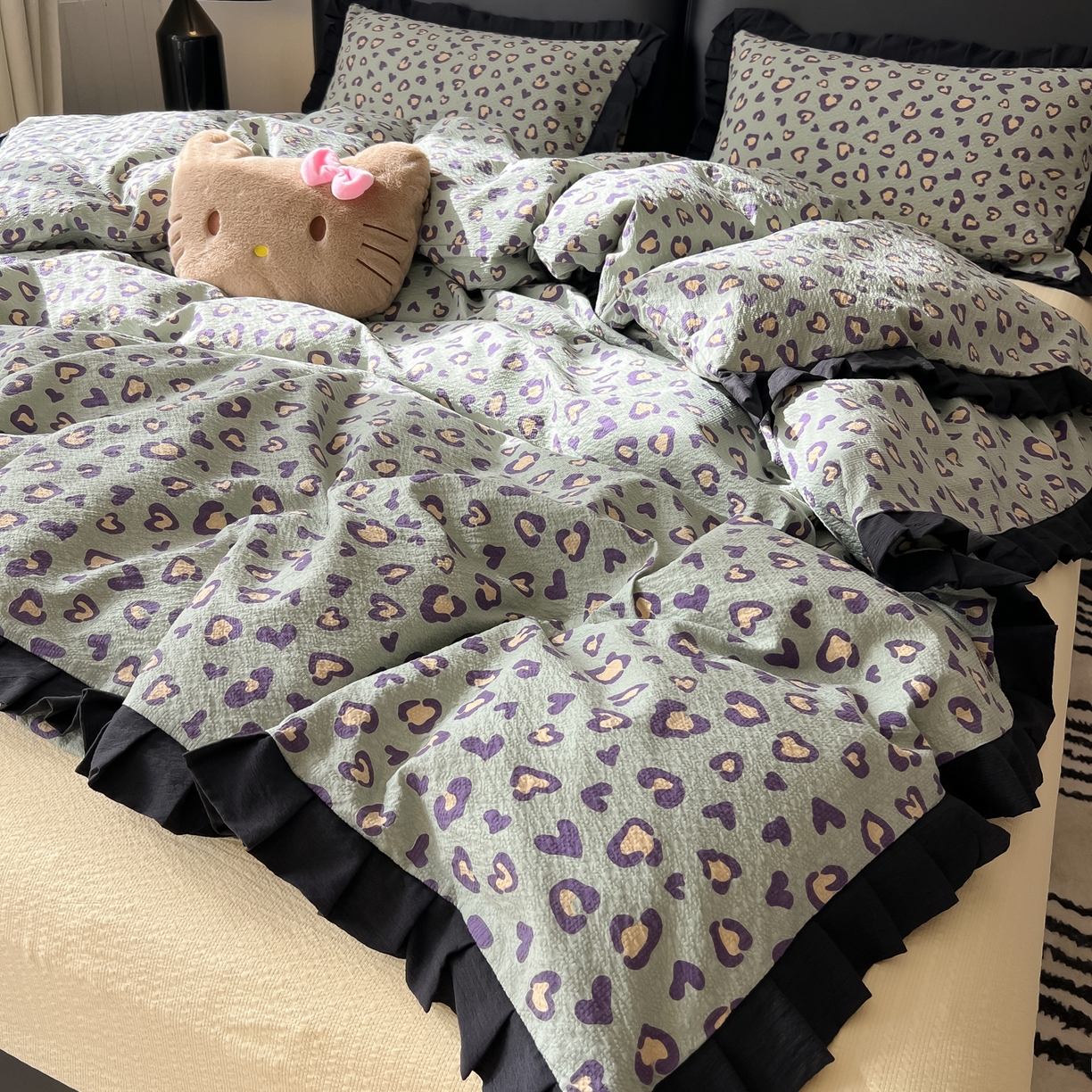 91家纺网 家纺一手货源 找家纺 韩巢家纺 2026新款泡芙纱豹纹黑花边款四件套 绿调豹纹心