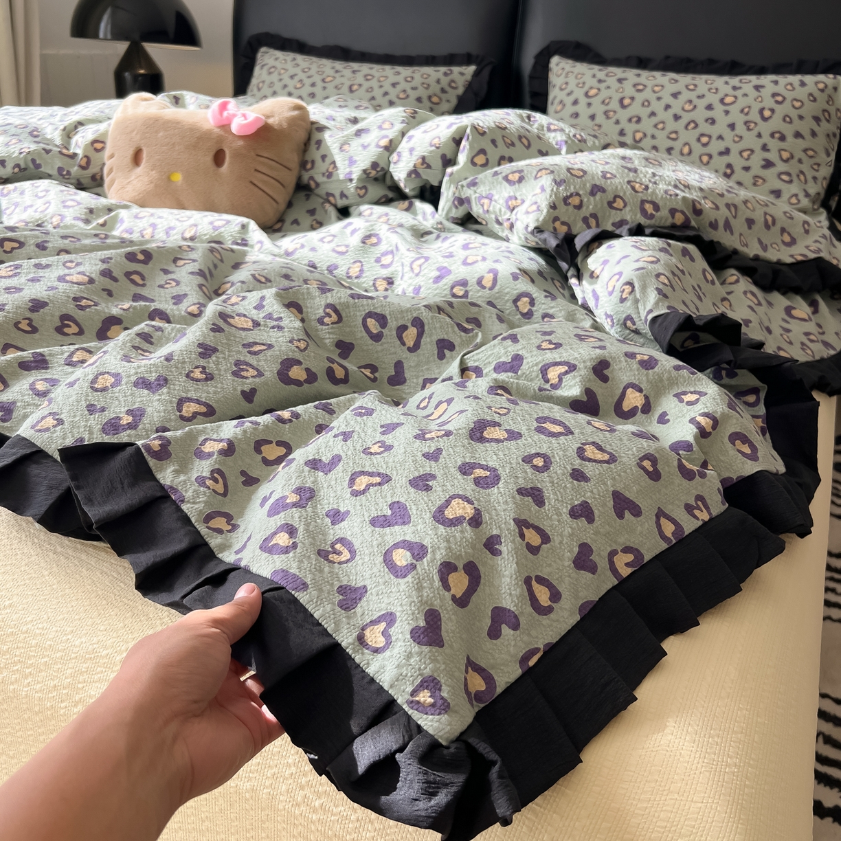 91家纺网 家纺一手货源 找家纺 韩巢家纺 2026新款泡芙纱豹纹黑花边款四件套 绿调豹纹心