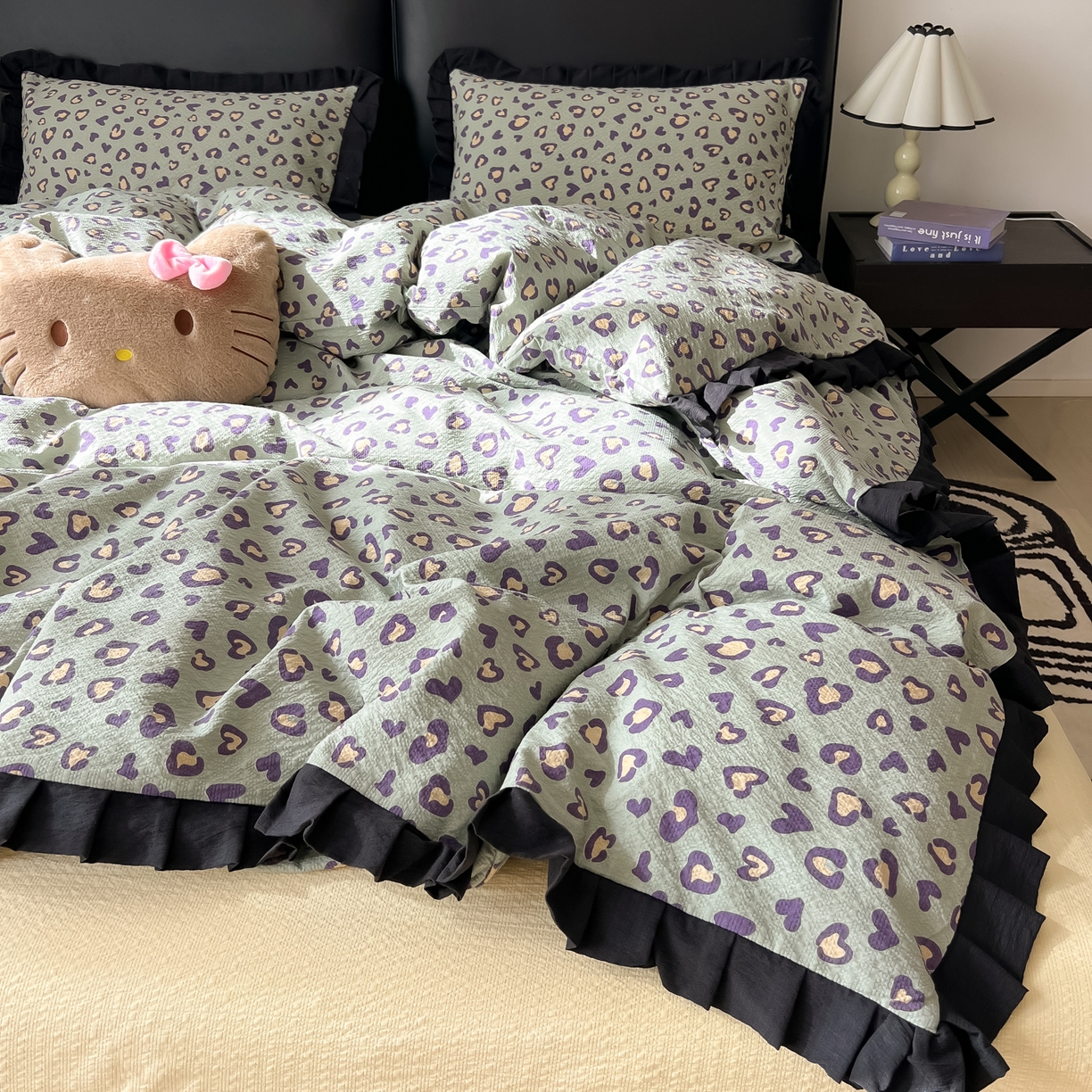 91家纺网 家纺一手货源 找家纺 韩巢家纺 2026新款泡芙纱豹纹黑花边款四件套 绿调豹纹心