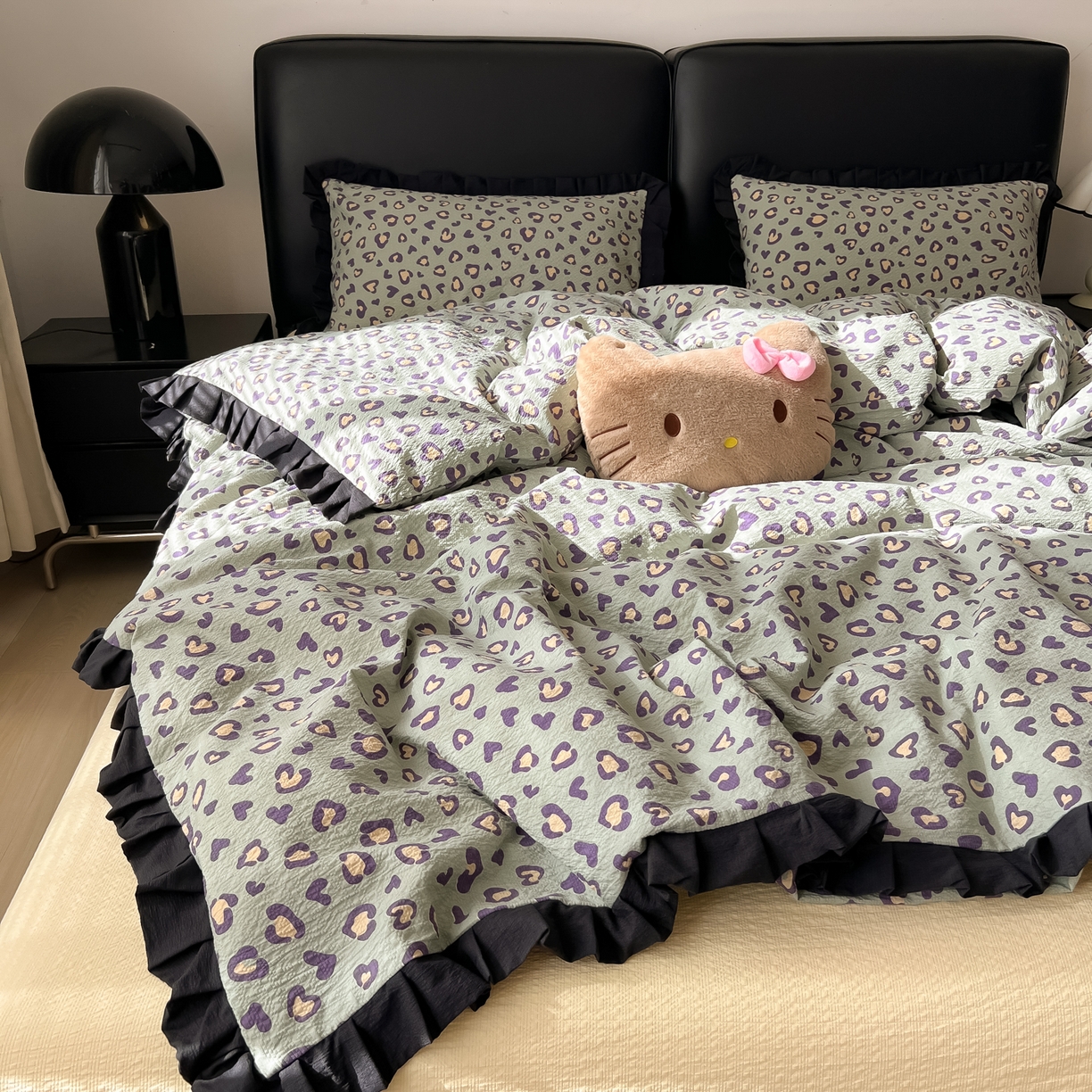 91家纺网 家纺一手货源 找家纺 韩巢家纺 2026新款泡芙纱豹纹黑花边款四件套 绿调豹纹心