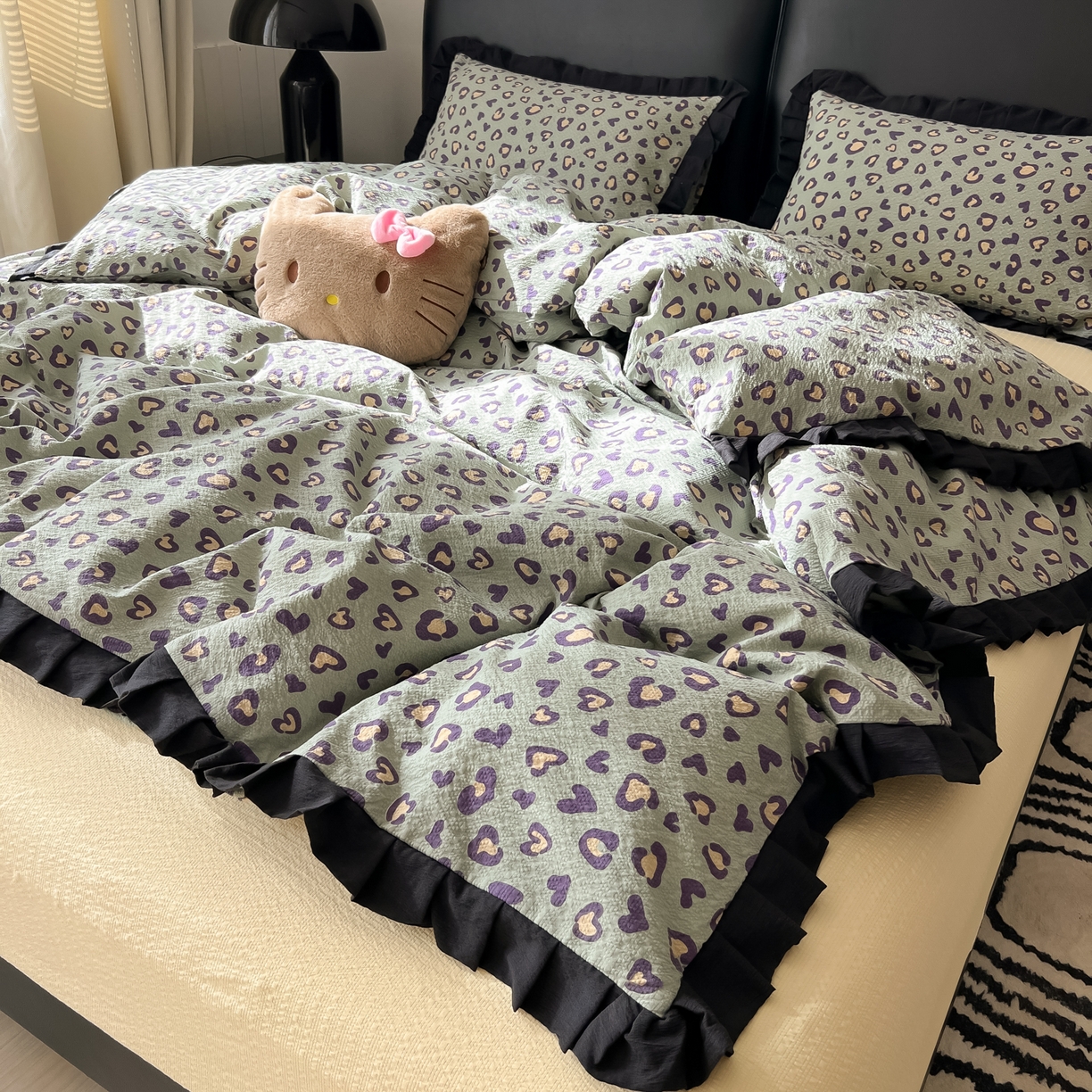 91家纺网 家纺一手货源 找家纺 韩巢家纺 2026新款泡芙纱豹纹黑花边款四件套 绿调豹纹心