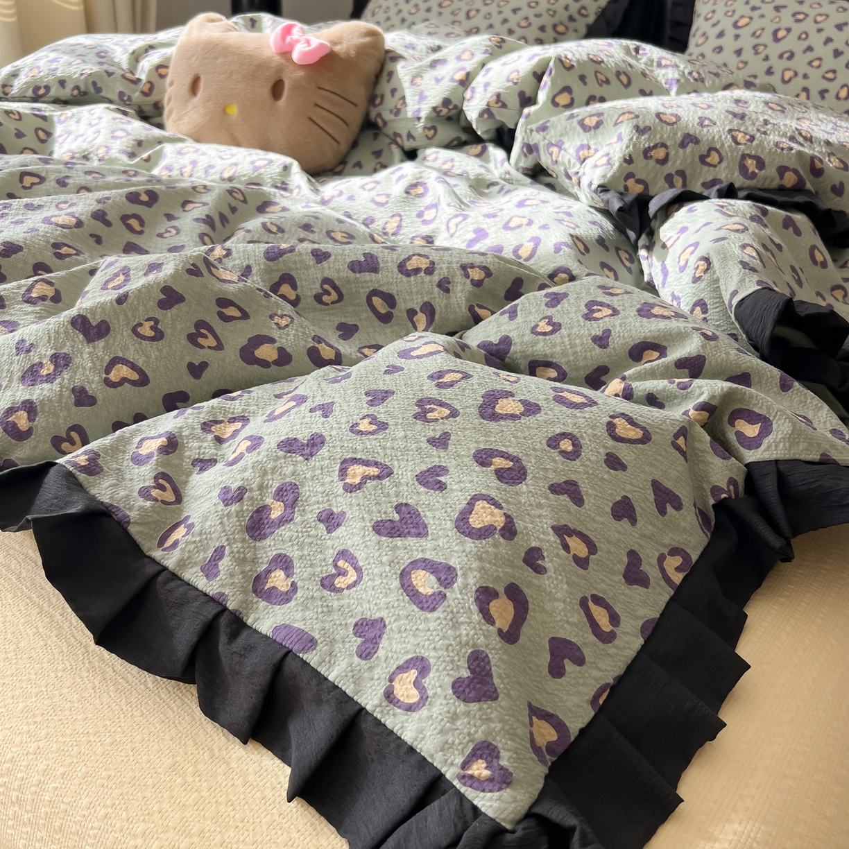 91家纺网 家纺一手货源 找家纺 韩巢家纺 2026新款泡芙纱豹纹黑花边款四件套 绿调豹纹心