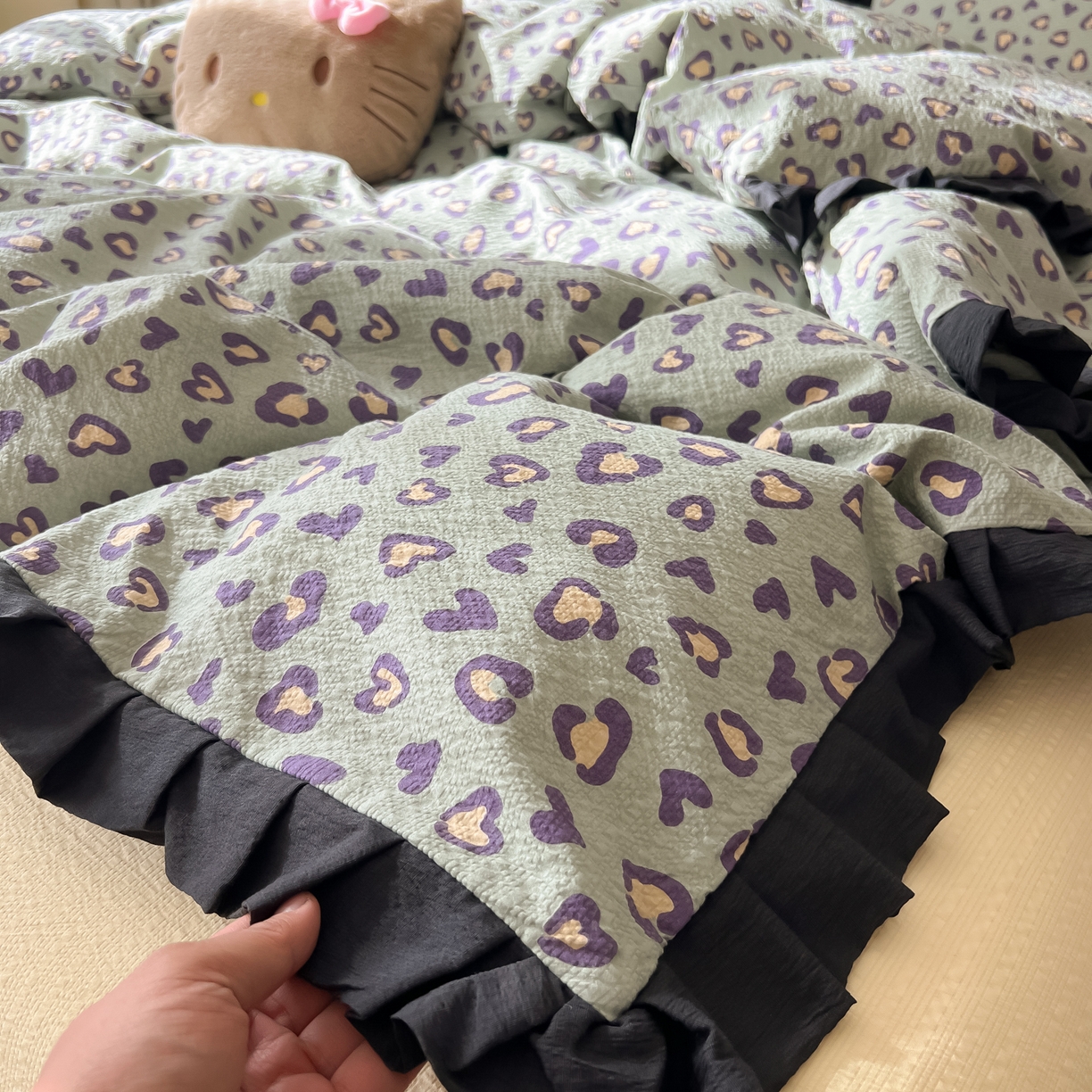 91家纺网 家纺一手货源 找家纺 韩巢家纺 2026新款泡芙纱豹纹黑花边款四件套 绿调豹纹心