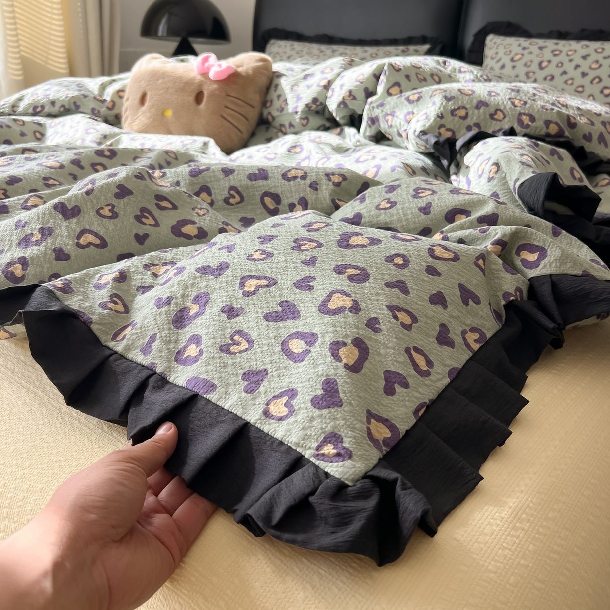 91家纺网 家纺一手货源 找家纺 韩巢家纺 2026新款泡芙纱豹纹黑花边款四件套 绿调豹纹心