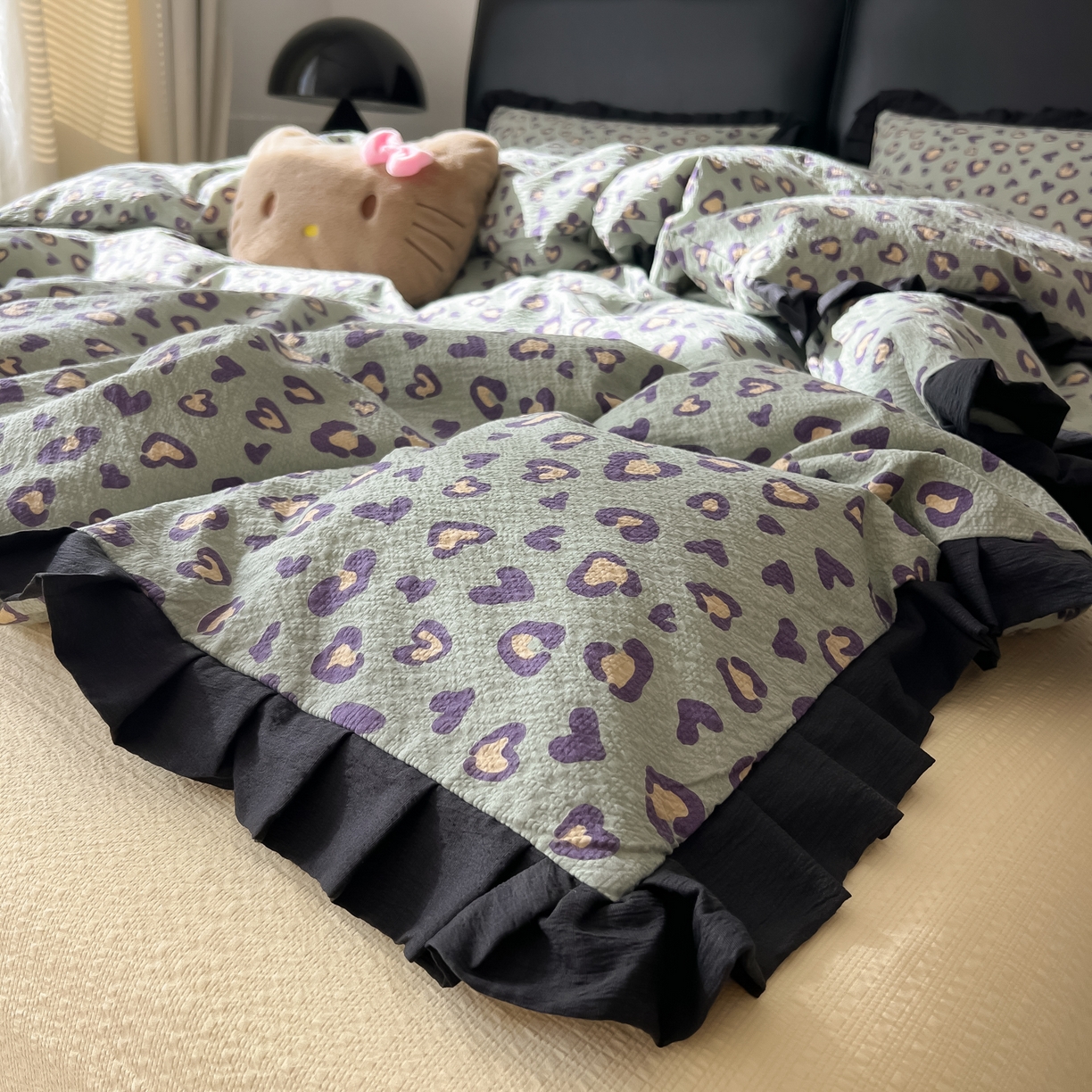 91家纺网 家纺一手货源 找家纺 韩巢家纺 2026新款泡芙纱豹纹黑花边款四件套 绿调豹纹心