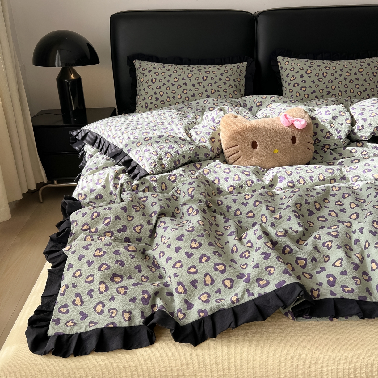 91家纺网 家纺一手货源 找家纺 韩巢家纺 2026新款泡芙纱豹纹黑花边款四件套 绿调豹纹心