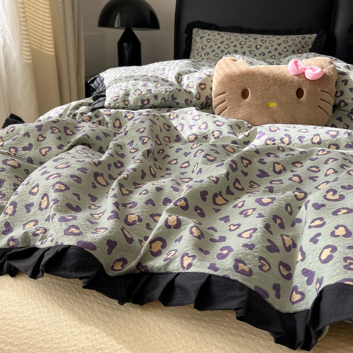 91家纺网 家纺一手货源 找家纺 韩巢家纺 2026新款泡芙纱豹纹黑花边款四件套 绿调豹纹心