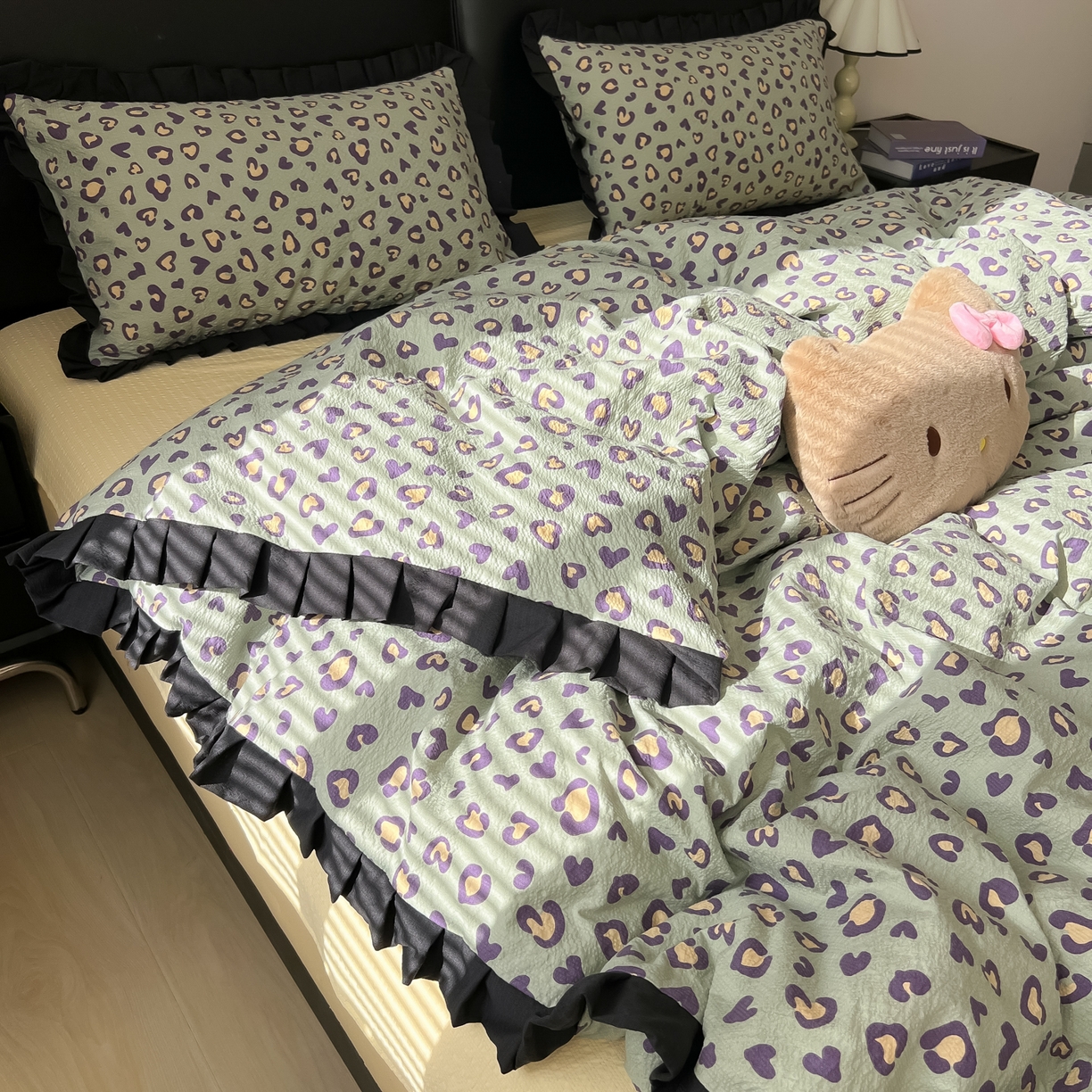 91家纺网 家纺一手货源 找家纺 韩巢家纺 2026新款泡芙纱豹纹黑花边款四件套 绿调豹纹心