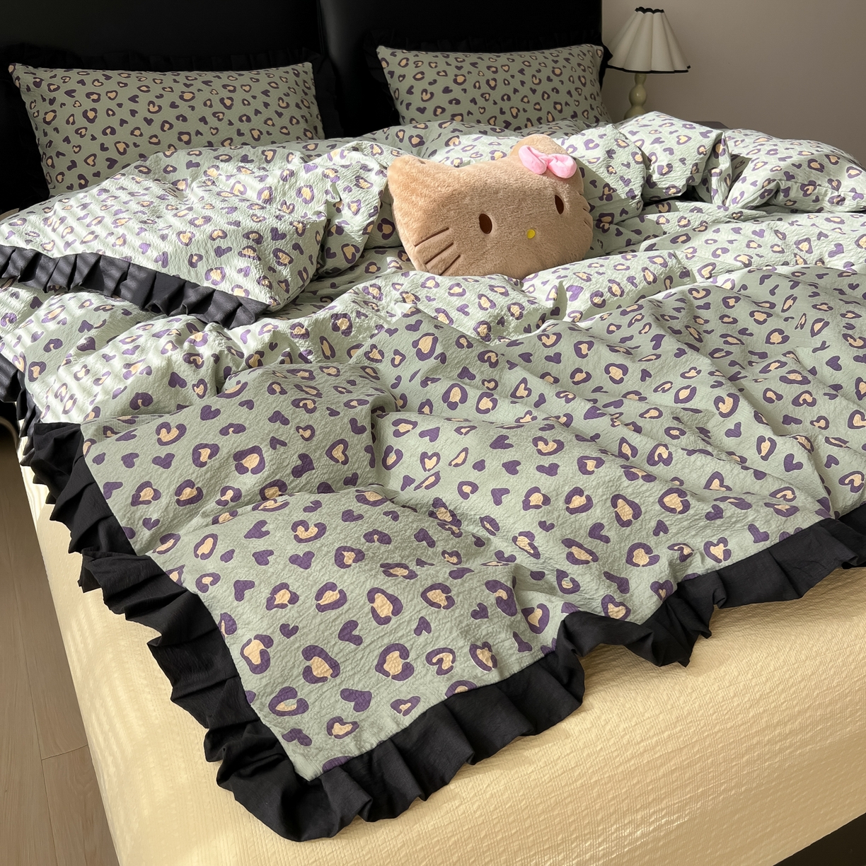 91家纺网 家纺一手货源 找家纺 韩巢家纺 2026新款泡芙纱豹纹黑花边款四件套 绿调豹纹心