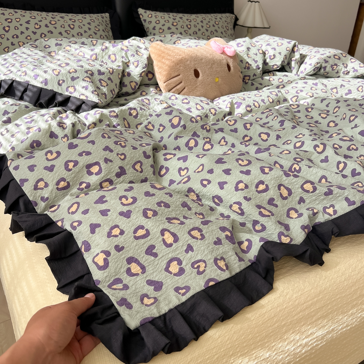 91家纺网 家纺一手货源 找家纺 韩巢家纺 2026新款泡芙纱豹纹黑花边款四件套 绿调豹纹心