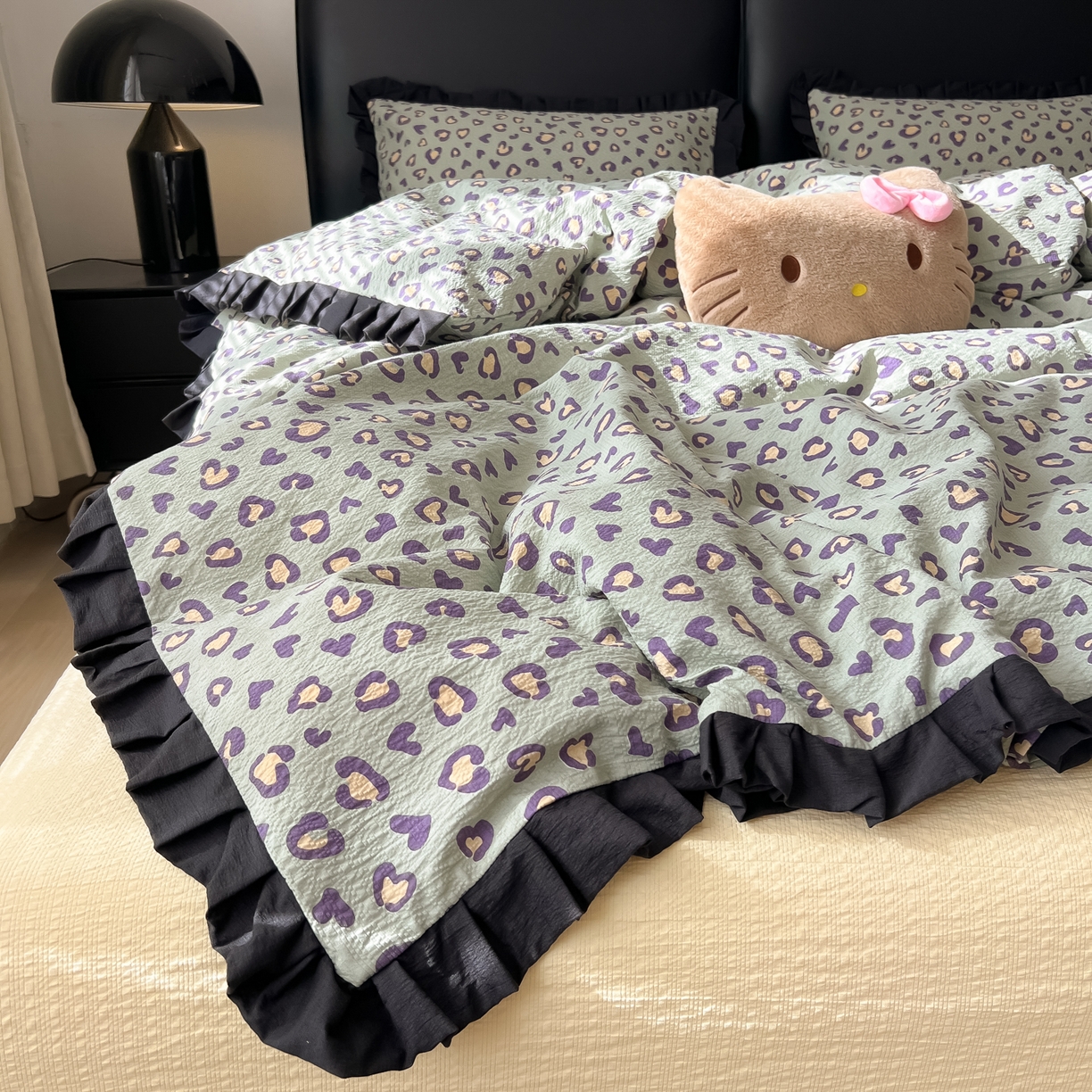 91家纺网 家纺一手货源 找家纺 韩巢家纺 2026新款泡芙纱豹纹黑花边款四件套 绿调豹纹心