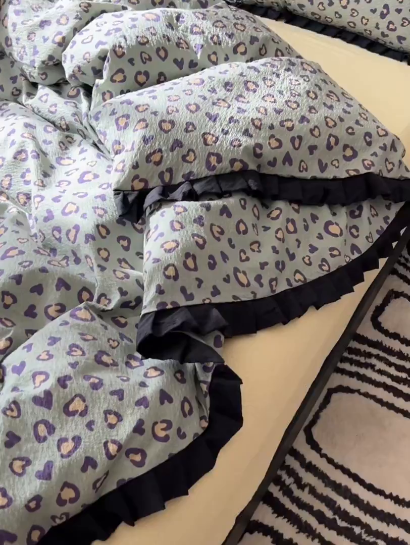 91家纺网 家纺一手货源 找家纺 韩巢家纺 2026新款泡芙纱豹纹黑花边款四件套 绿调豹纹心