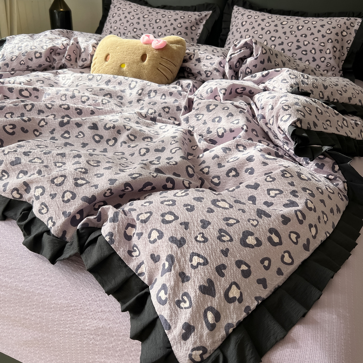 91家纺网 家纺一手货源 找家纺 韩巢家纺 2026新款泡芙纱豹纹黑花边款四件套 紫调豹纹心