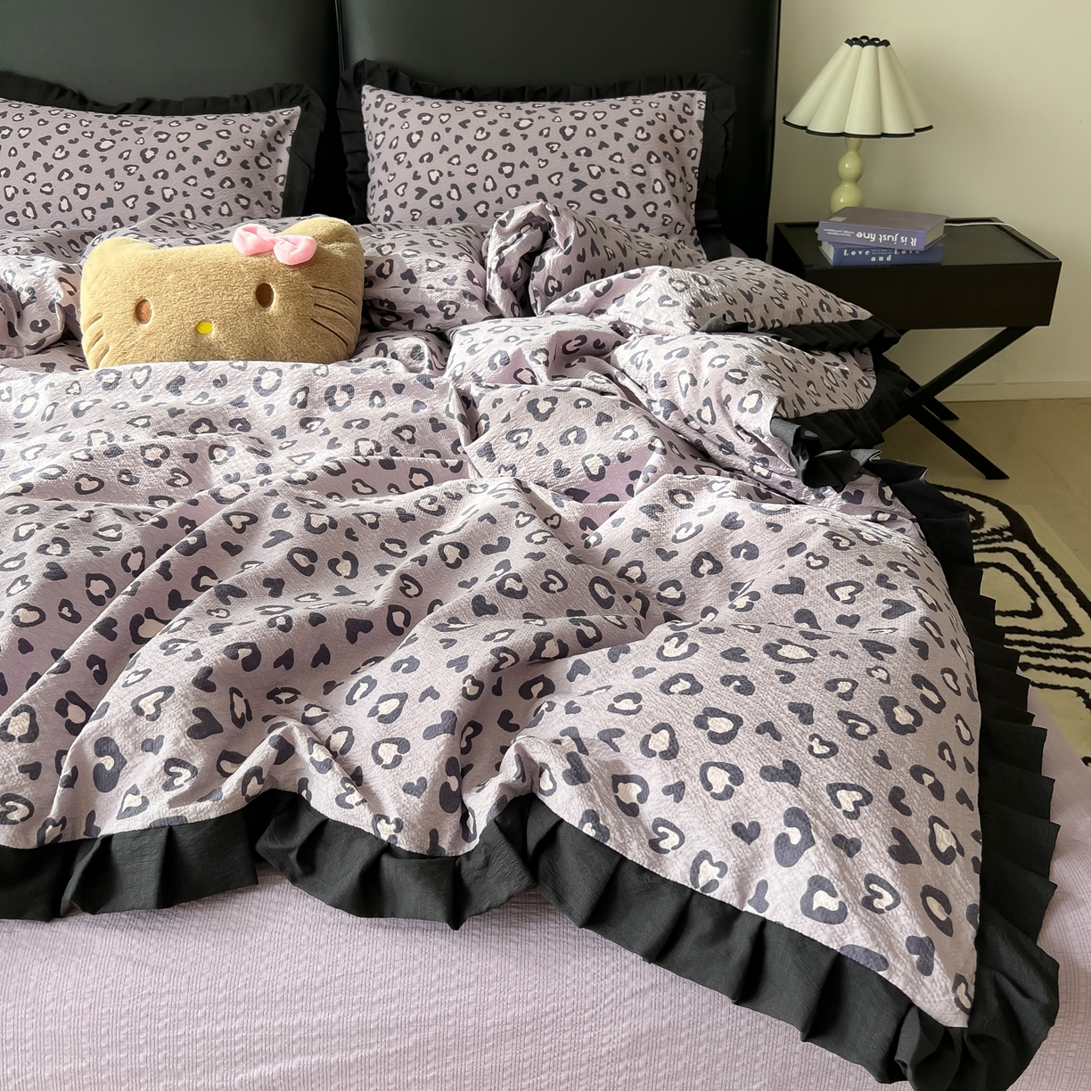 91家纺网 家纺一手货源 找家纺 韩巢家纺 2026新款泡芙纱豹纹黑花边款四件套 紫调豹纹心