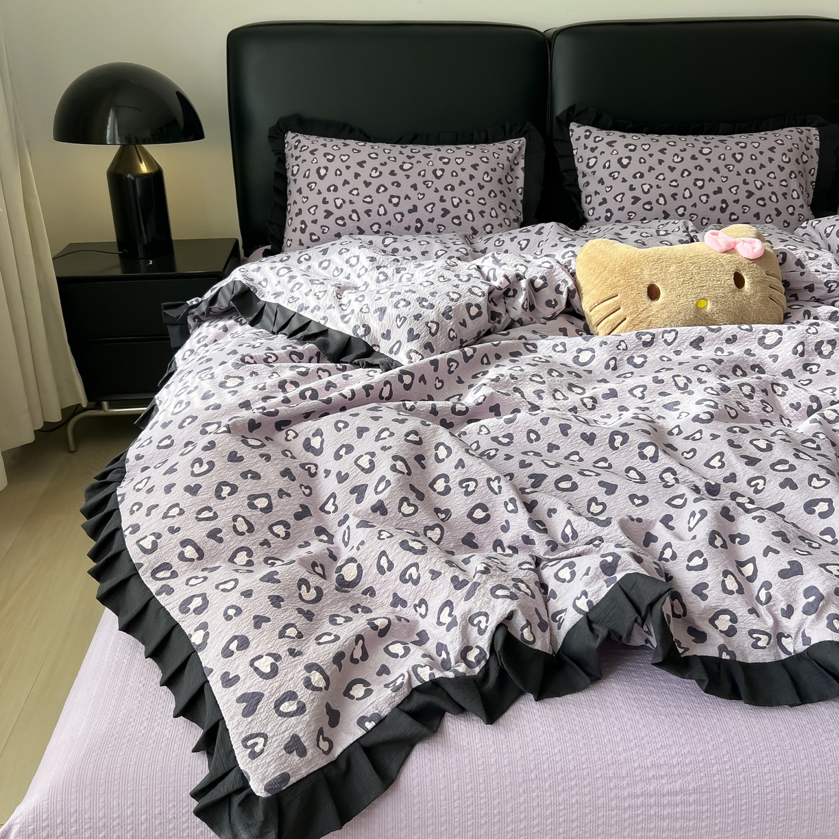 91家纺网 家纺一手货源 找家纺 韩巢家纺 2026新款泡芙纱豹纹黑花边款四件套 紫调豹纹心