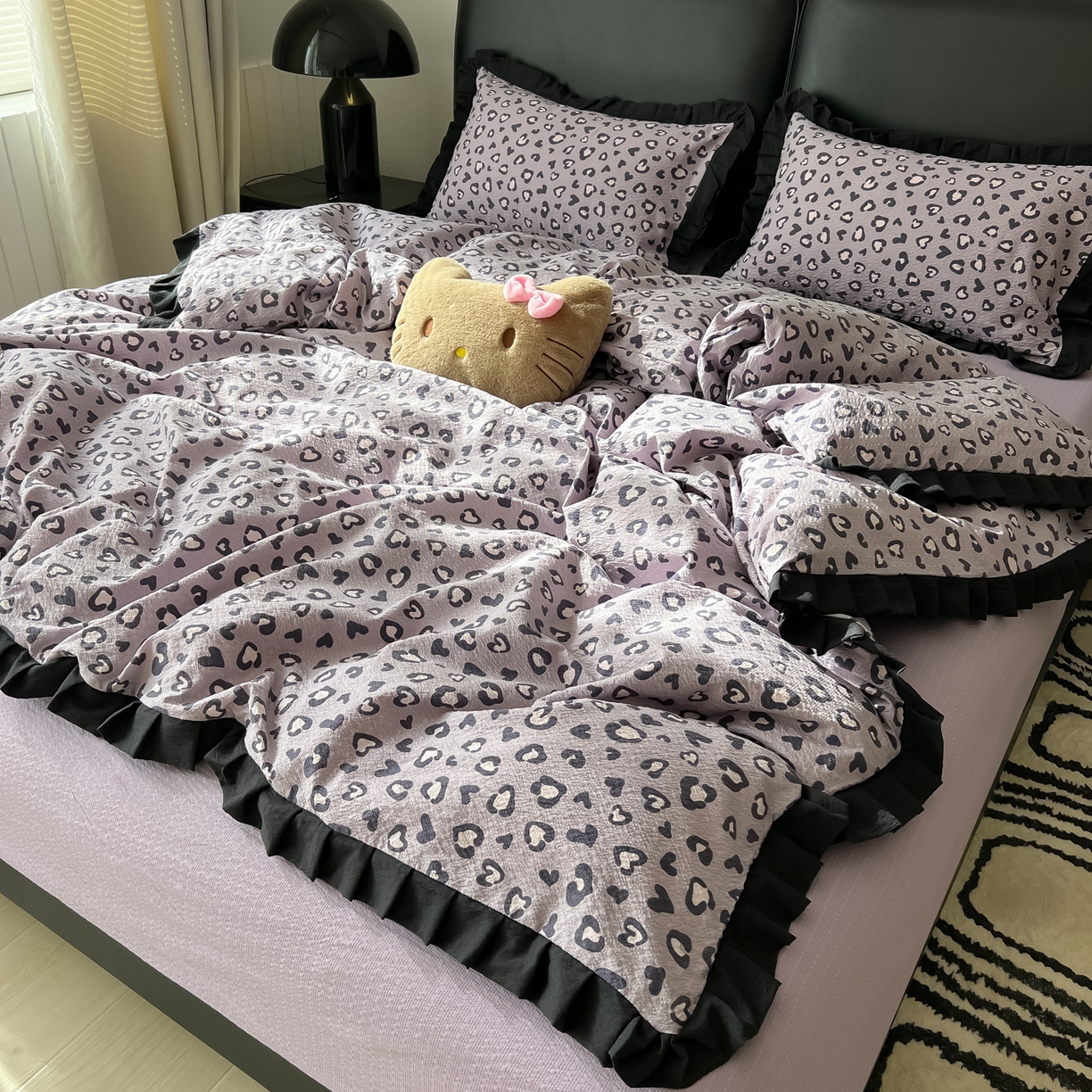 91家纺网 家纺一手货源 找家纺 韩巢家纺 2026新款泡芙纱豹纹黑花边款四件套 紫调豹纹心