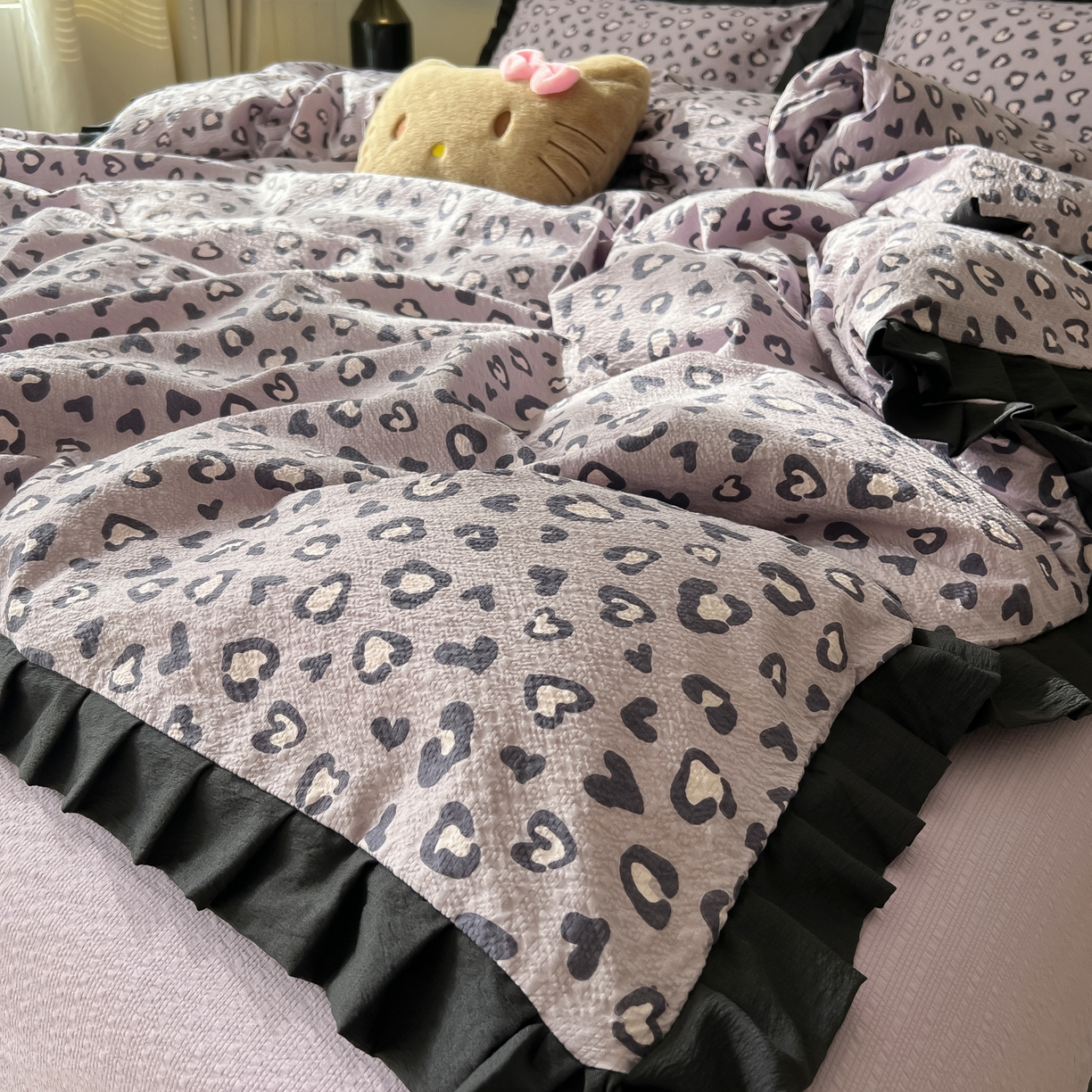 91家纺网 家纺一手货源 找家纺 韩巢家纺 2026新款泡芙纱豹纹黑花边款四件套 紫调豹纹心