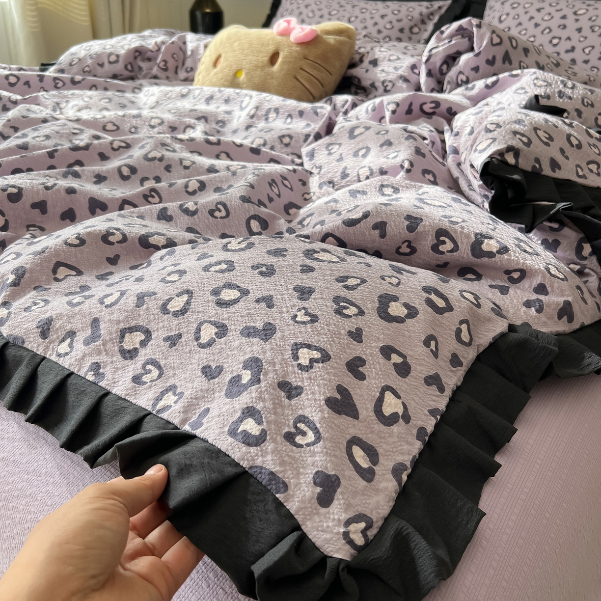 91家纺网 家纺一手货源 找家纺 韩巢家纺 2026新款泡芙纱豹纹黑花边款四件套 紫调豹纹心