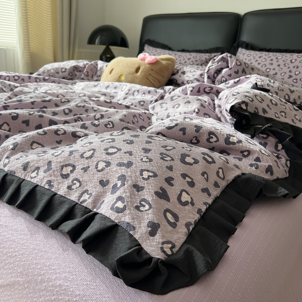 91家纺网 家纺一手货源 找家纺 韩巢家纺 2026新款泡芙纱豹纹黑花边款四件套 紫调豹纹心