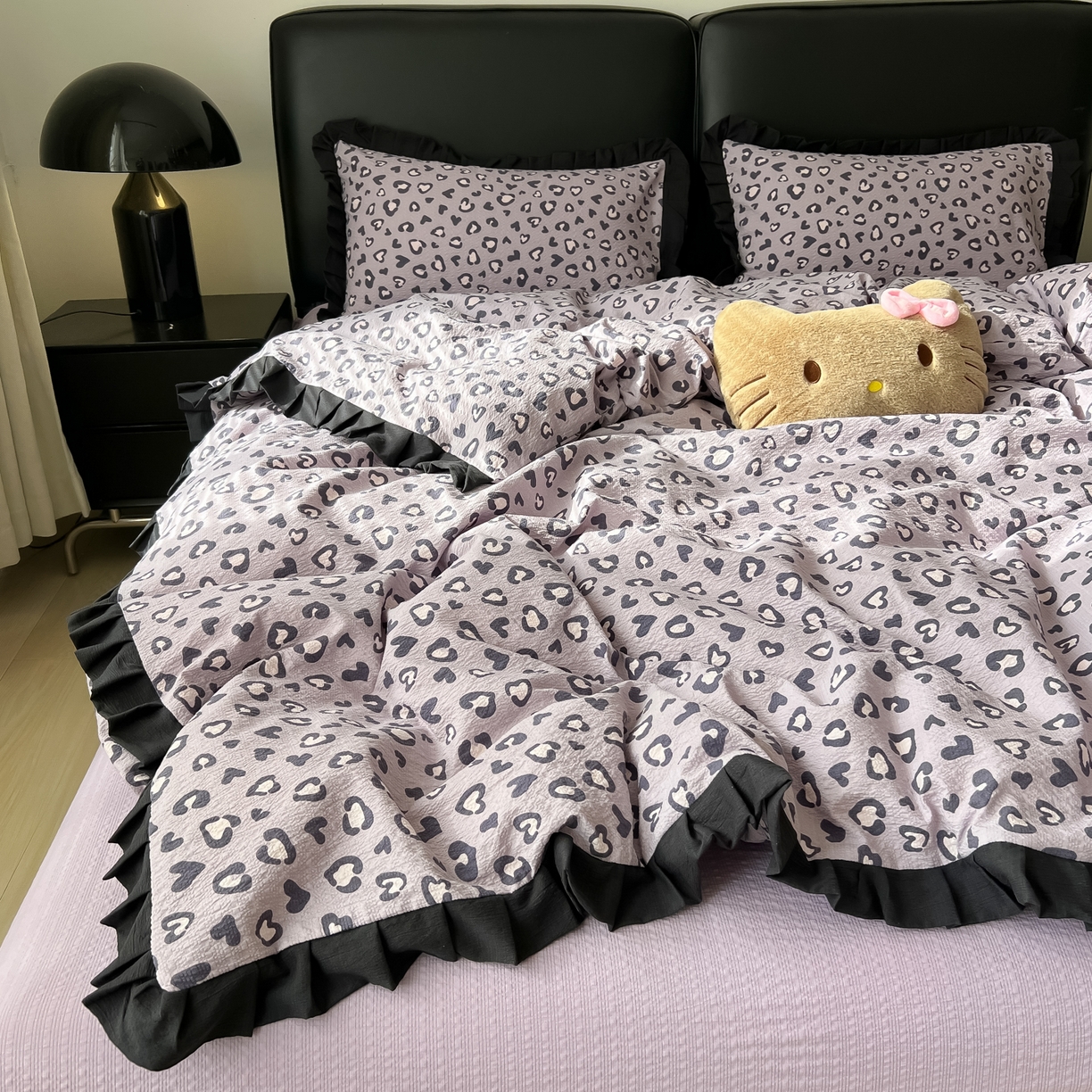 91家纺网 家纺一手货源 找家纺 韩巢家纺 2026新款泡芙纱豹纹黑花边款四件套 紫调豹纹心