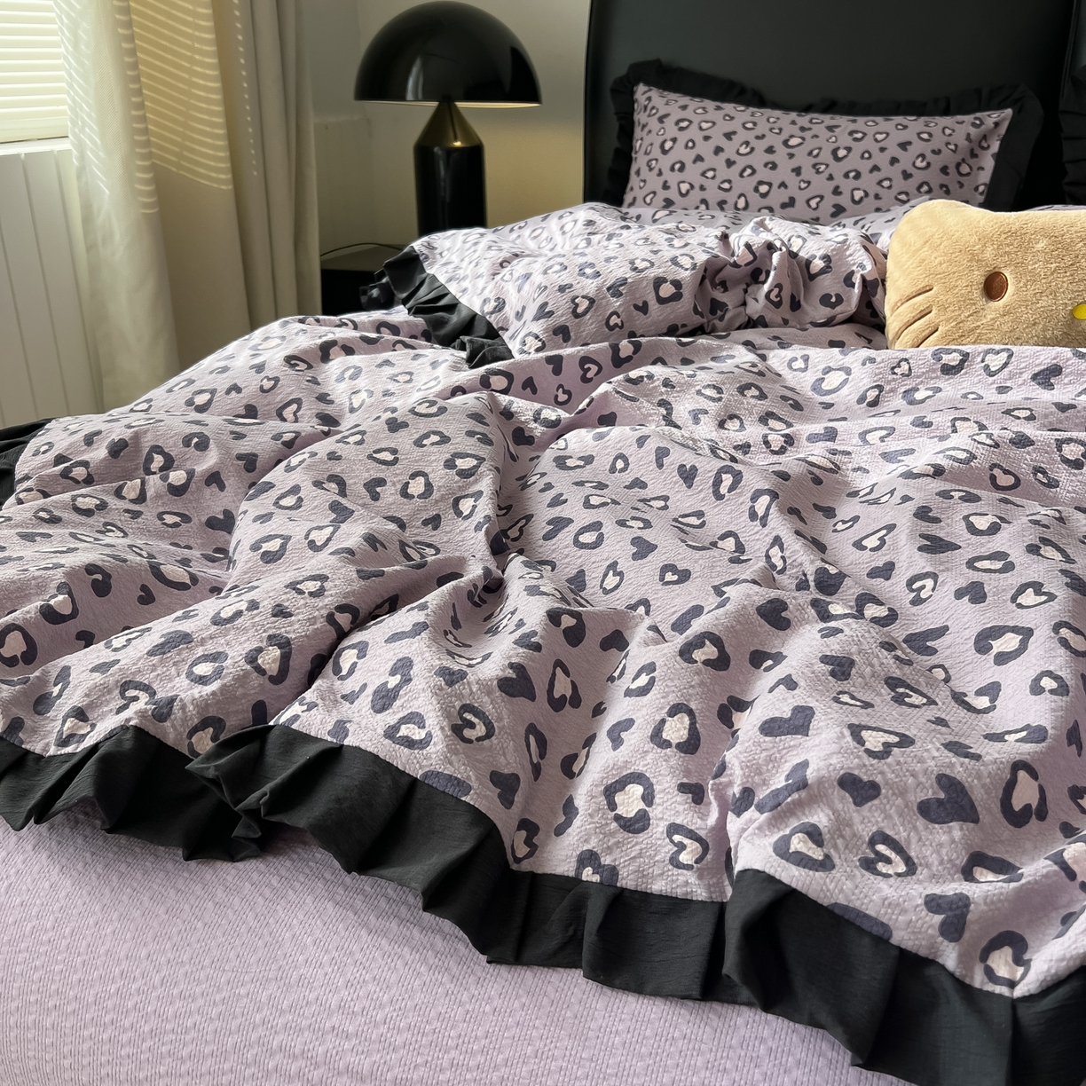 91家纺网 家纺一手货源 找家纺 韩巢家纺 2026新款泡芙纱豹纹黑花边款四件套 紫调豹纹心