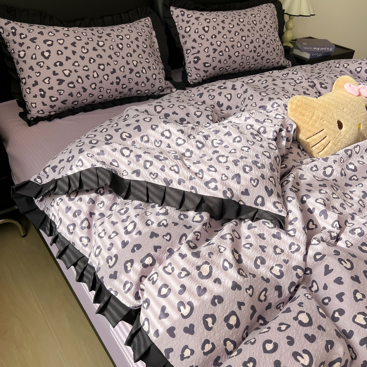 91家纺网 家纺一手货源 找家纺 韩巢家纺 2026新款泡芙纱豹纹黑花边款四件套 紫调豹纹心