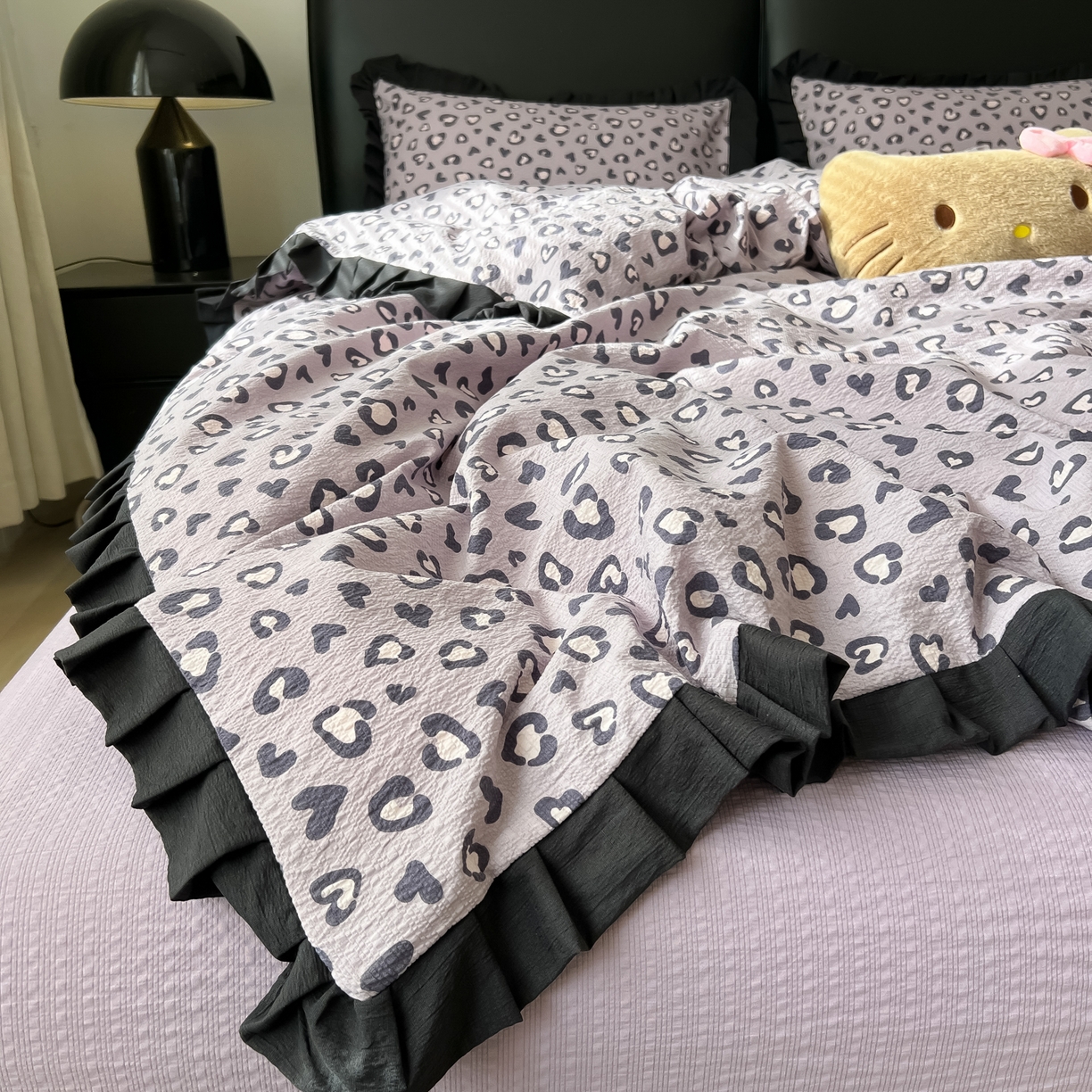 91家纺网 家纺一手货源 找家纺 韩巢家纺 2026新款泡芙纱豹纹黑花边款四件套 紫调豹纹心