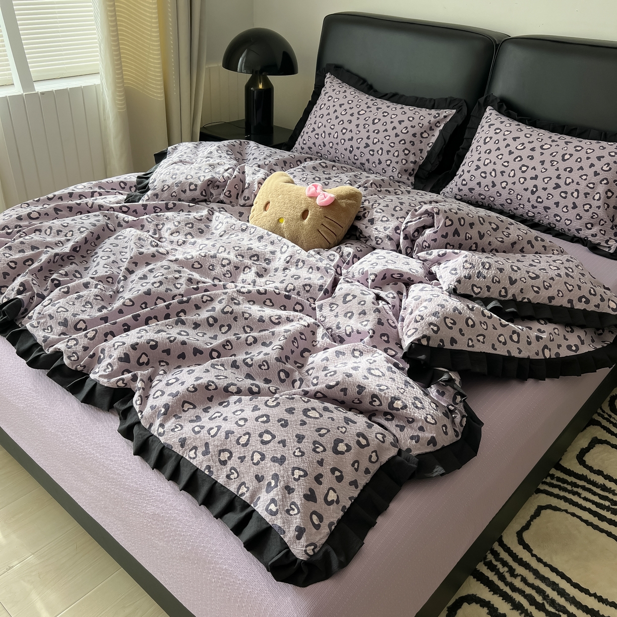 91家纺网 家纺一手货源 找家纺 韩巢家纺 2026新款泡芙纱豹纹黑花边款四件套 紫调豹纹心