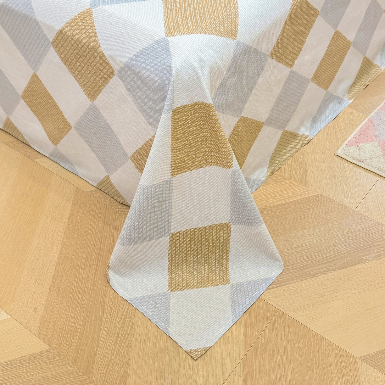 91家纺网 家纺一手货源 找家纺 壹贝家纺 2026新款全棉喷气印花床单系列 瑞吉斯-黄