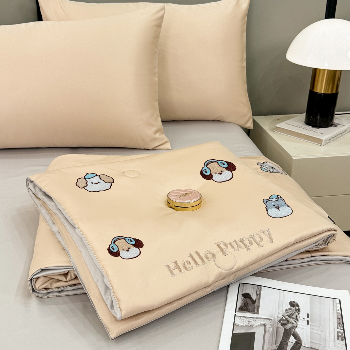 91家纺网 家纺一手货源 找家纺 欢乐季 2026新款A类水洗冰丝满版刺绣夏被夏凉被空调被四件套 狗狗-梧桐灰