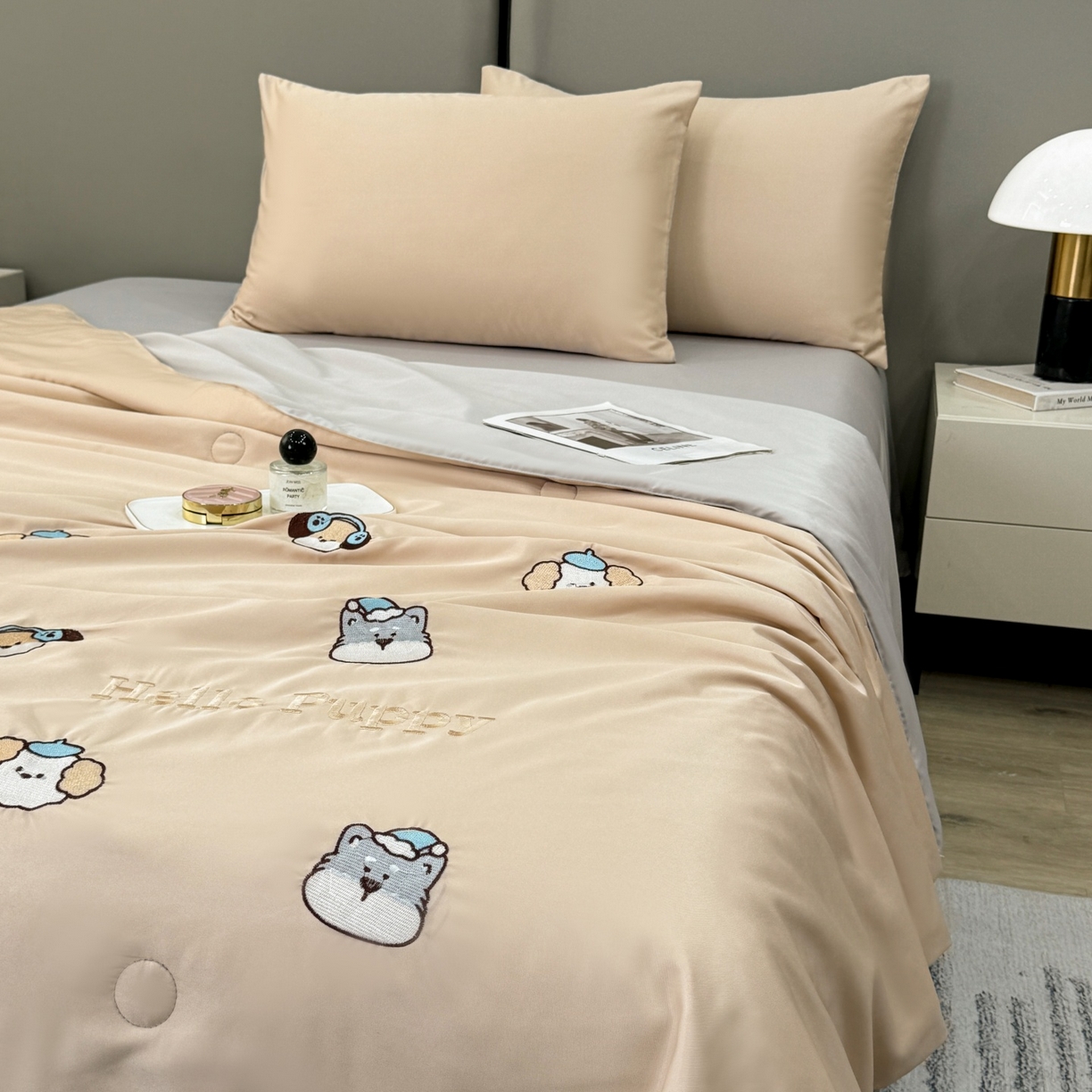 91家纺网 家纺一手货源 找家纺 欢乐季 2026新款A类水洗冰丝满版刺绣夏被夏凉被空调被四件套 狗狗-梧桐灰