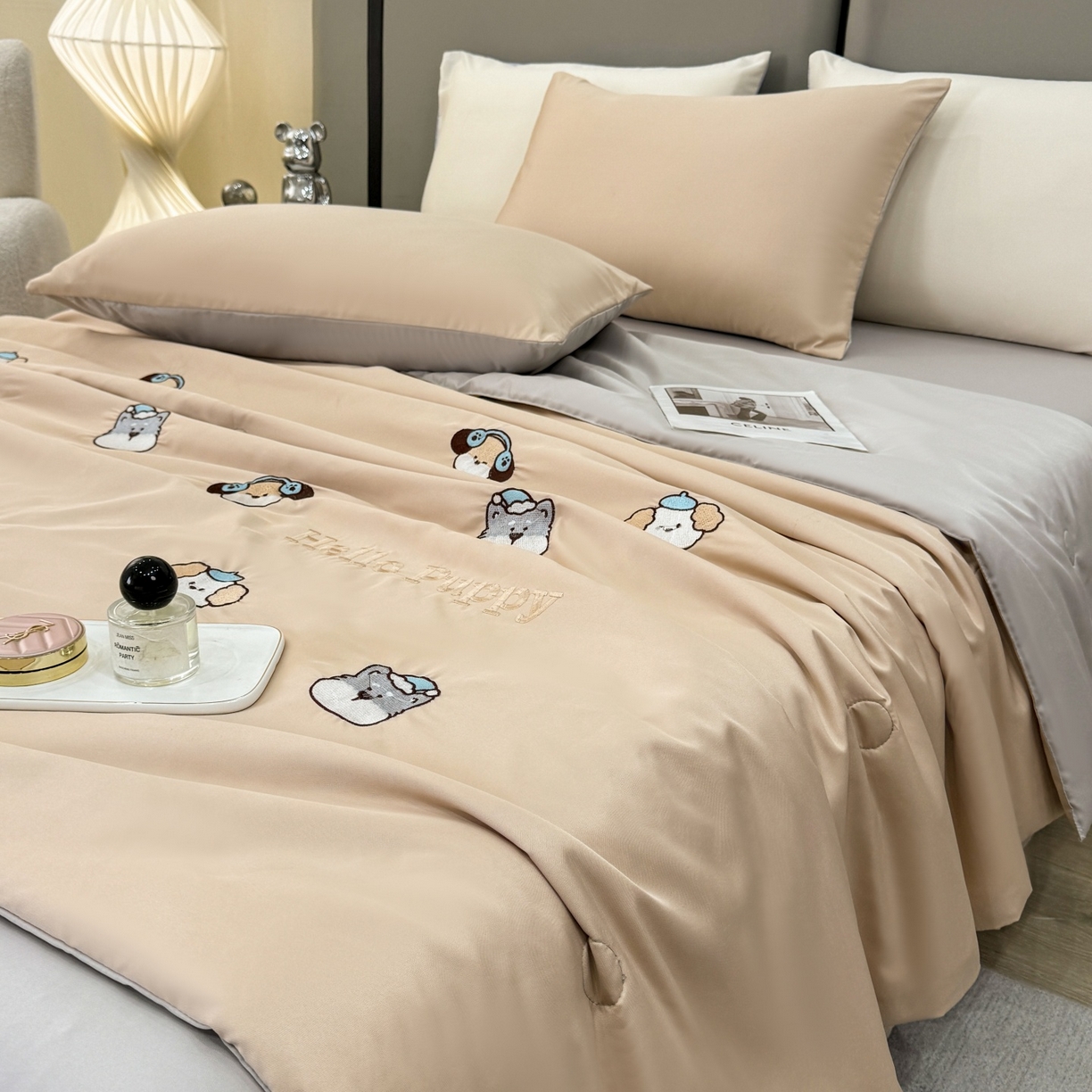 91家纺网 家纺一手货源 找家纺 欢乐季 2026新款A类水洗冰丝满版刺绣夏被夏凉被空调被四件套 狗狗-梧桐灰