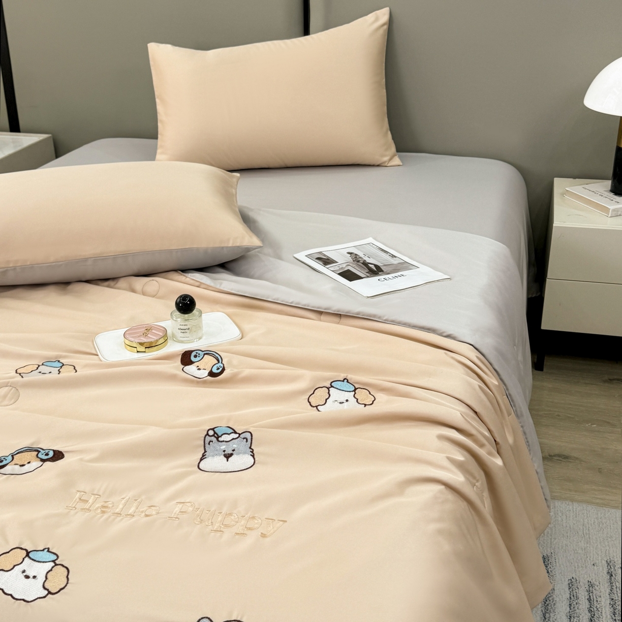 91家纺网 家纺一手货源 找家纺 欢乐季 2026新款A类水洗冰丝满版刺绣夏被夏凉被空调被四件套 狗狗-梧桐灰