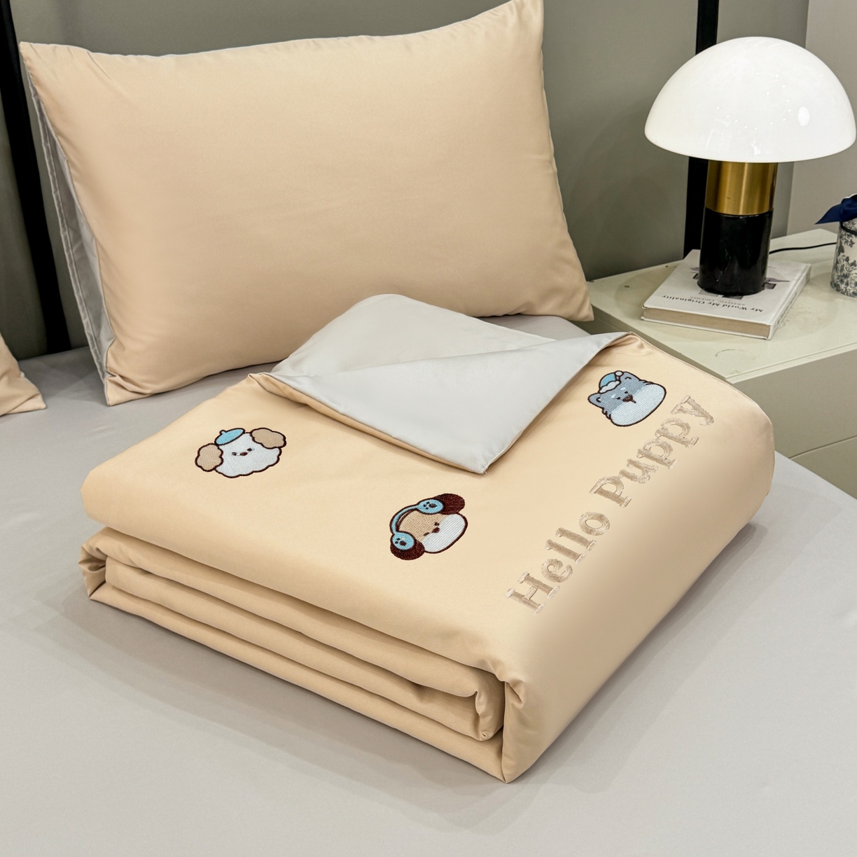 91家纺网 家纺一手货源 找家纺 欢乐季 2026新款A类水洗冰丝满版刺绣夏被夏凉被空调被四件套 狗狗-梧桐灰