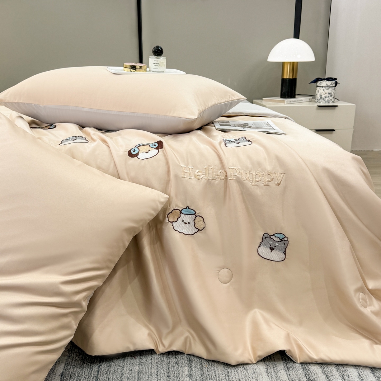 91家纺网 家纺一手货源 找家纺 欢乐季 2026新款A类水洗冰丝满版刺绣夏被夏凉被空调被四件套 狗狗-梧桐灰