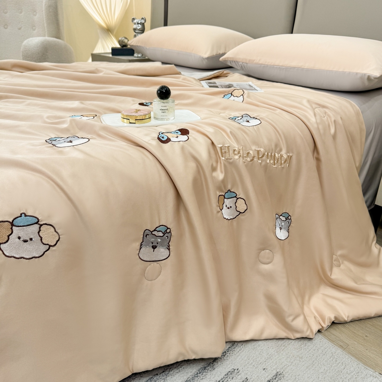 91家纺网 家纺一手货源 找家纺 欢乐季 2026新款A类水洗冰丝满版刺绣夏被夏凉被空调被四件套 狗狗-梧桐灰