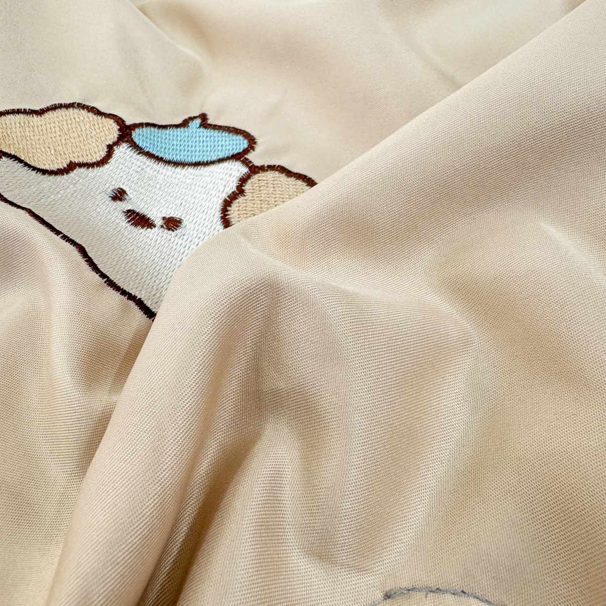 91家纺网 家纺一手货源 找家纺 欢乐季 2026新款A类水洗冰丝满版刺绣夏被夏凉被空调被四件套 狗狗-梧桐灰