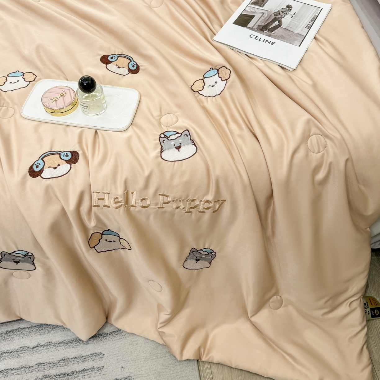 91家纺网 家纺一手货源 找家纺 欢乐季 2026新款A类水洗冰丝满版刺绣夏被夏凉被空调被四件套 狗狗-梧桐灰